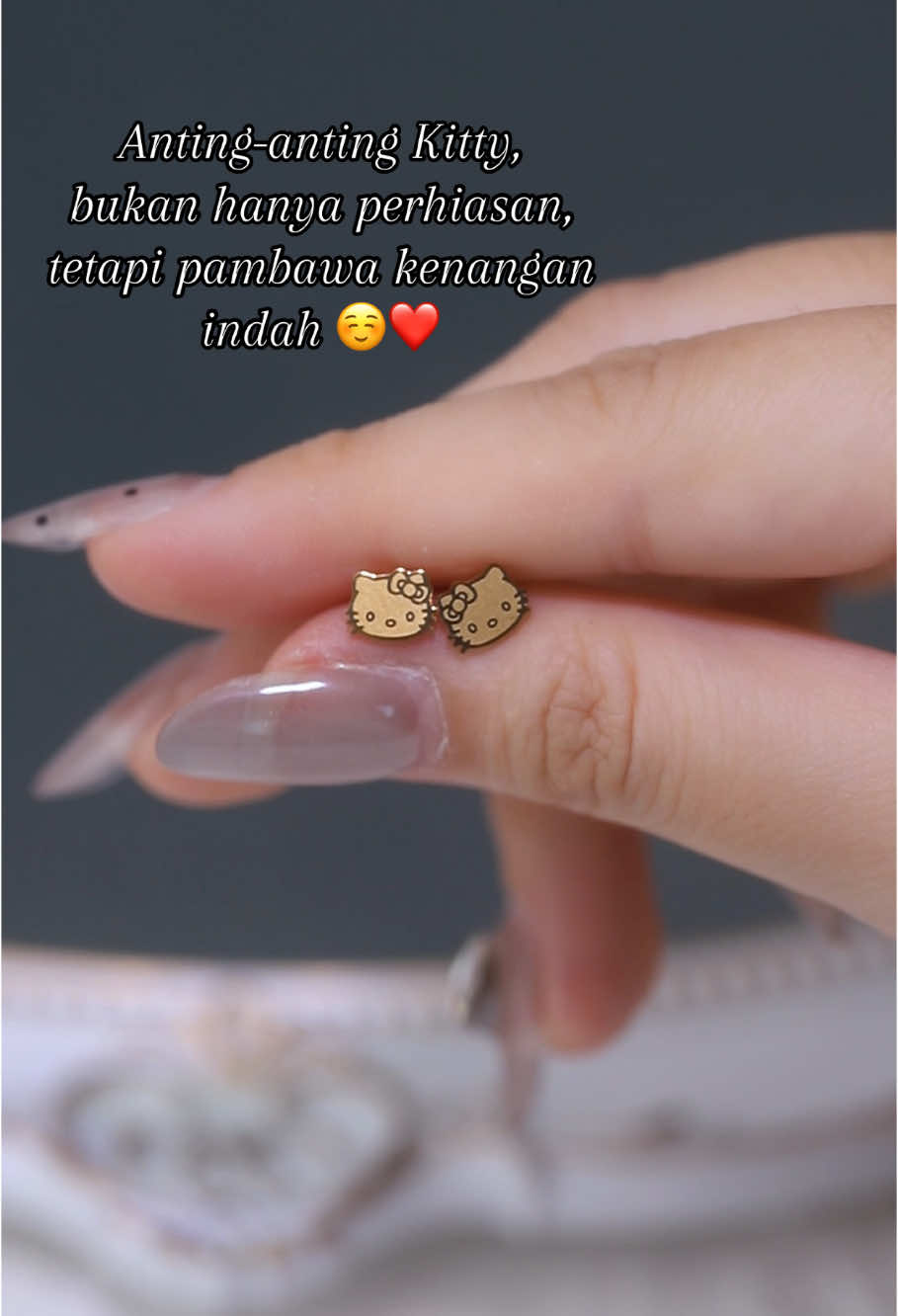 Ingatlah masa kecil kita ketika pertama kali mengenal Kitty?Karakter yang selalu mengisi hati dengan kegembirraan❤️😍☺️#Kitty #anting #earrings #kenangan #jewelry #🎁 #😍 #fyp 