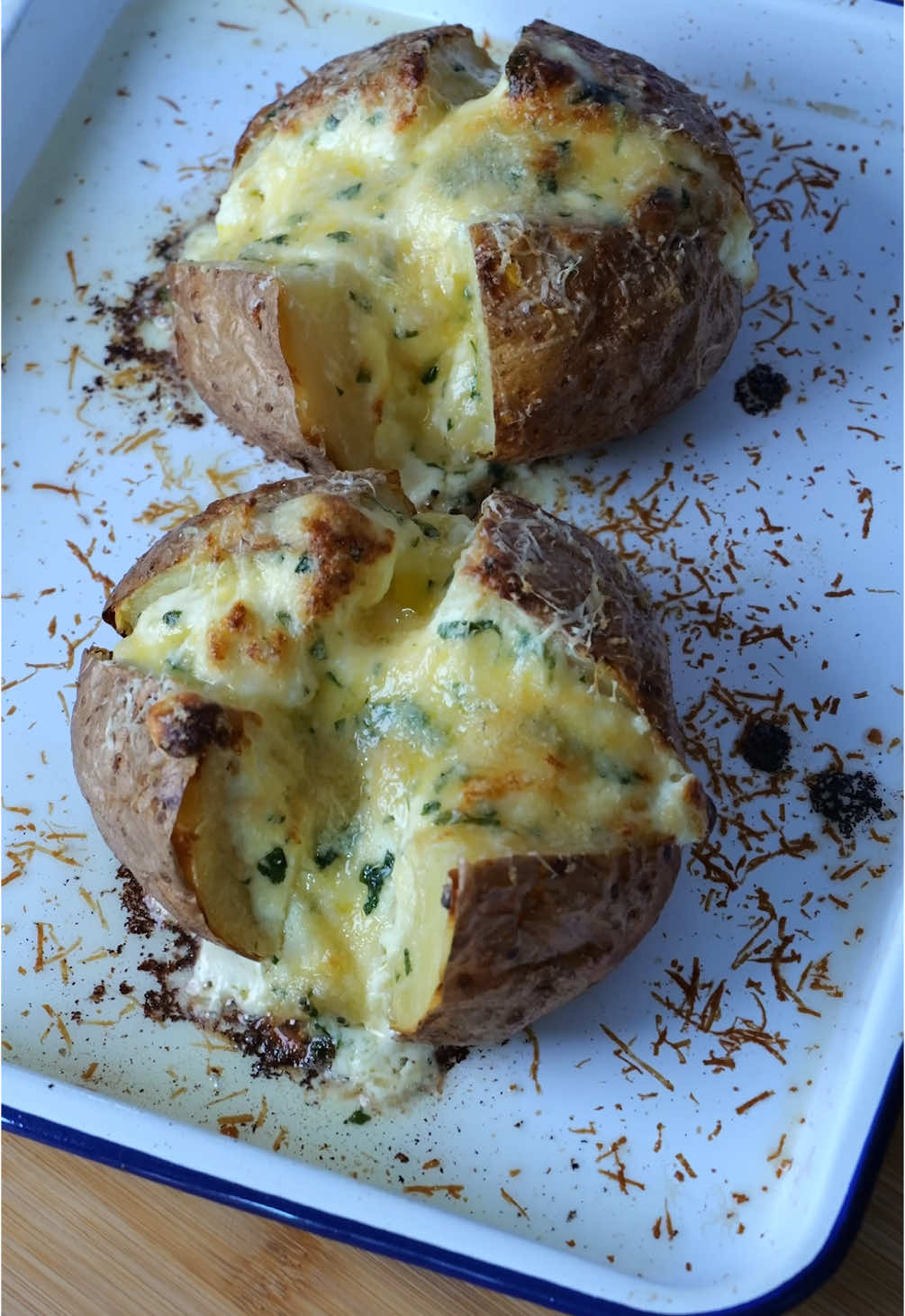 Garlic butter and cream cheese baked potato. Inspired by potato queen @Poppy O’Toole. Full recipe on daenskitchen.com #bakedpotato