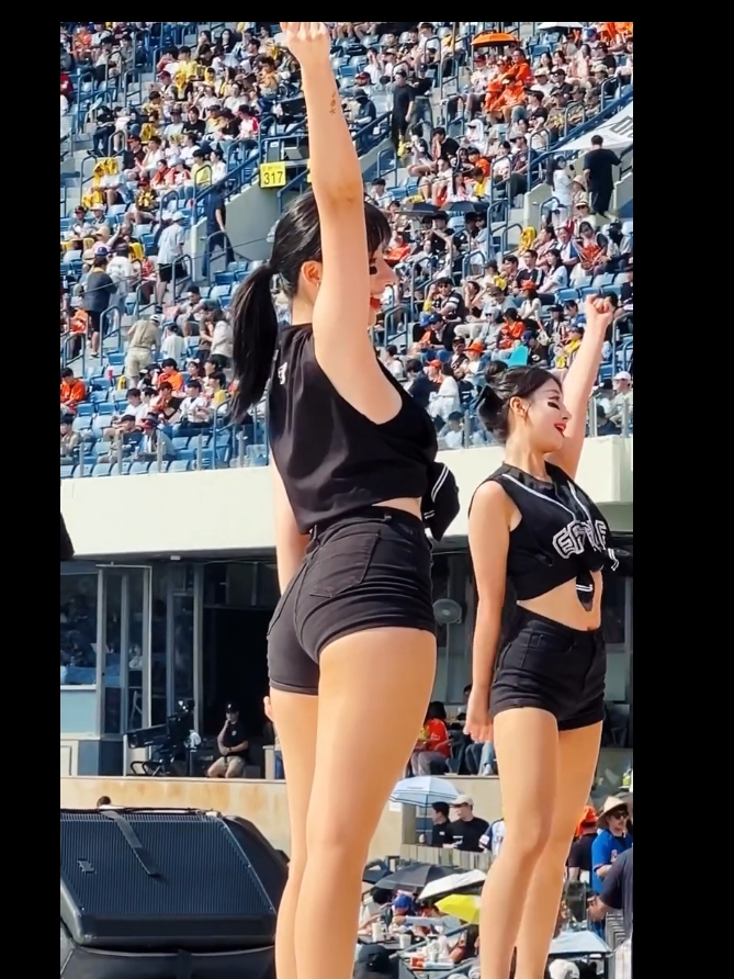 #hajiwon #cheerleader#redsparks #dancer #dance #dancechallenge #fyp #foryoupage #foryou ##viral#hiburan #hiburantiktok #volleyball #fyppppppppppppppppppppppp