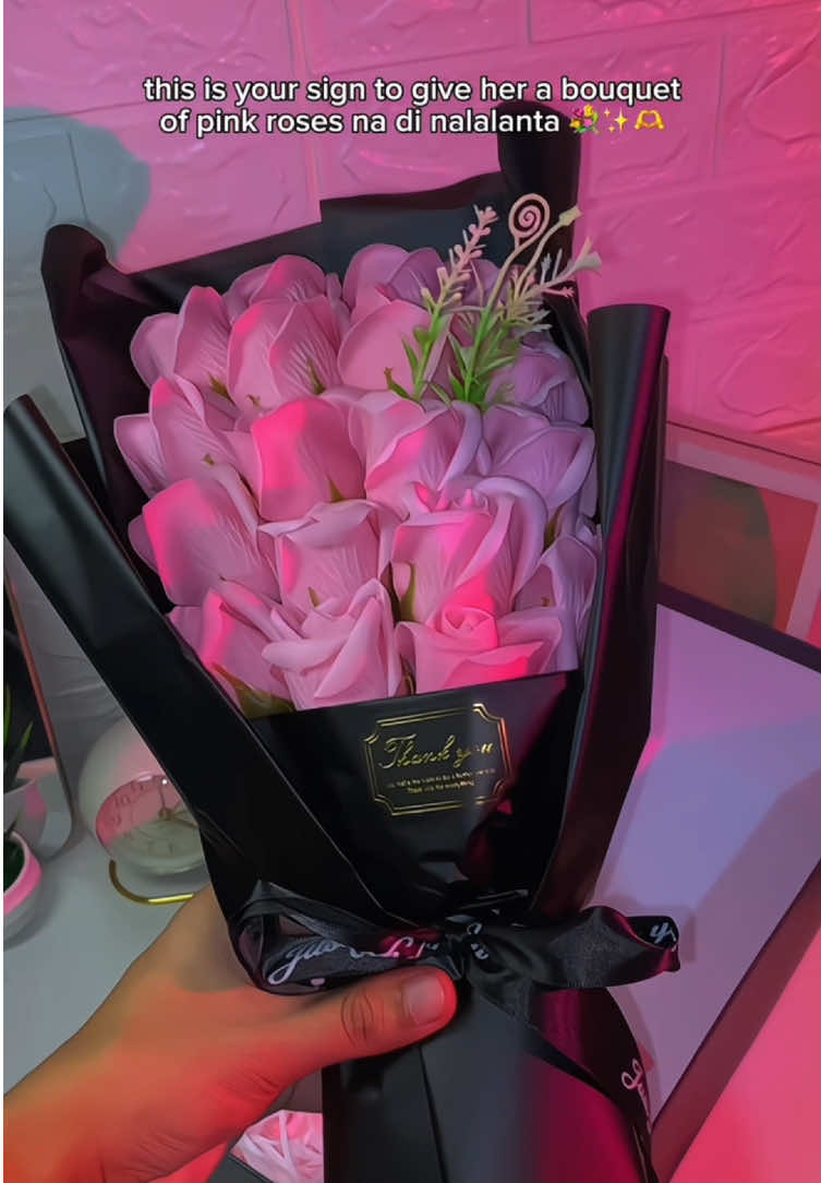 rose bouquet na di nalalanta for only 200+ with box na! 😍✨💐 #flowers #flowerbouquet #roses #pinkroses #bouquetofflowers #giftforher #giftideas #giftbox #monthsarygift #anniversarygift #girlfriend #ValentinesDay #valentinesgift #foryou #fyp #fyppppppppppppppppppppppp 