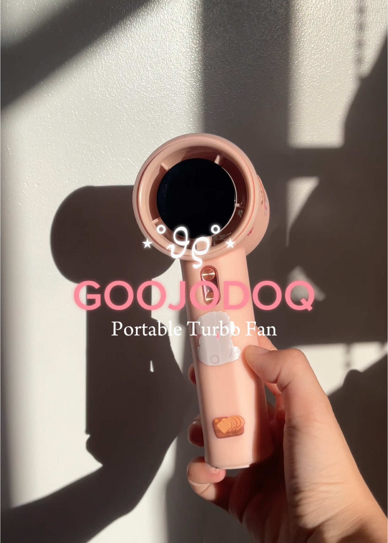 Got this cute portable turbo fan from @goojodoq.store.ph , as a pawisin girly this is a must have. Also the color is really pretty 🩰𓈒⋆⑅˚ #ugccreator #ugccommunity #ugccontentcreator #turbofan #goojodoq #fyp #pink #cute 