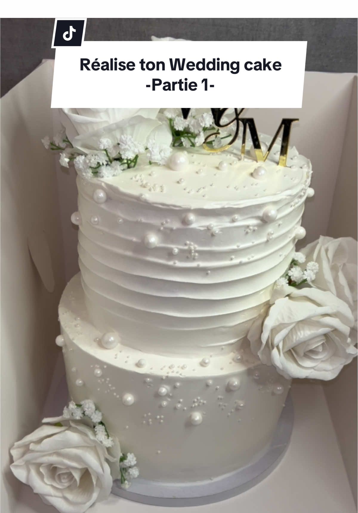 Réalisons ensemble ce Wedding Cake 🍰 Toutes les recettes et astuces pour le reussir 🔝 Recette des génoises:  Pour un moule de 20cm: -9 oeufs à température ambiante  -260g de sucre -260g de farine  Pour un moule de 16cm: -6 oeufs a température ambiante -180g de sucre  -180g de farine   On se retrouve dans le chapitre 2 pour la suite 🤍 #recette#layercake#cakedecorating  