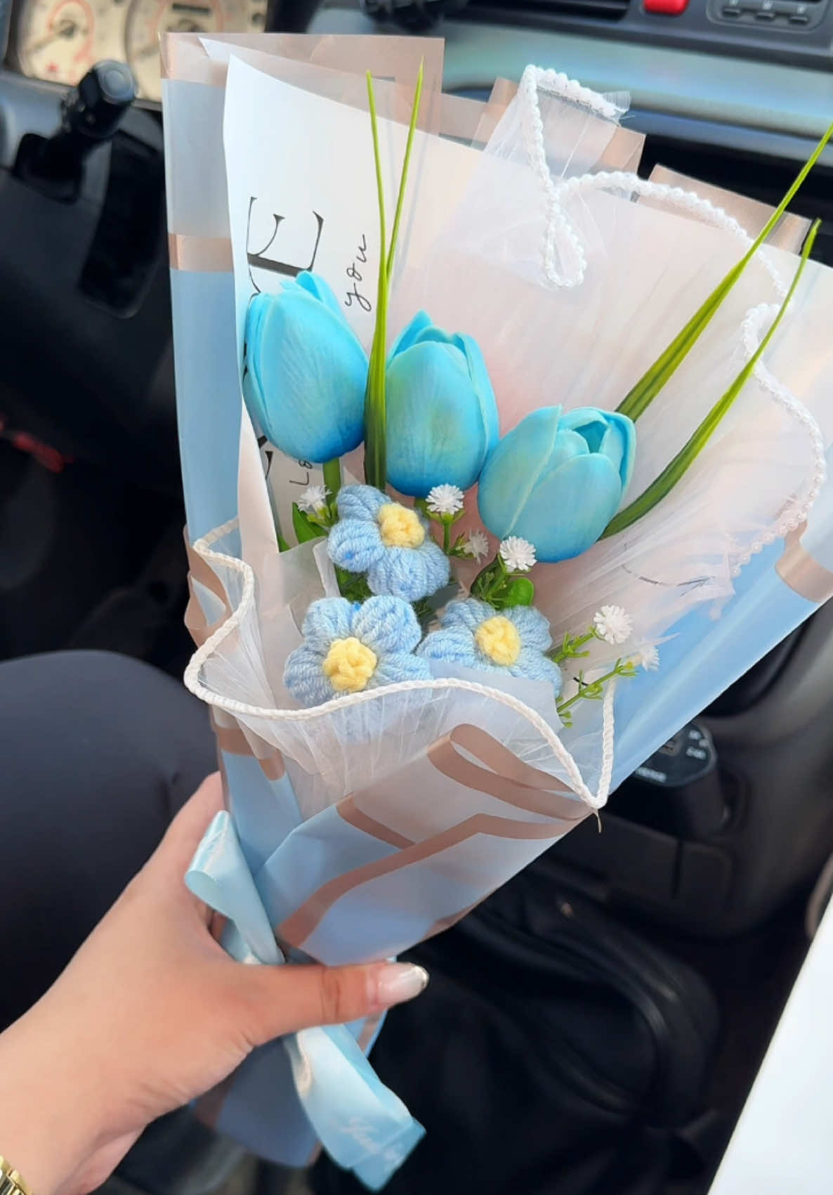 appreciative as always #tulipbouquet #tulips #bouquet #giftideas #flower #giftideaforher #paintandflower #bluetulips #artificialtulips #trending 