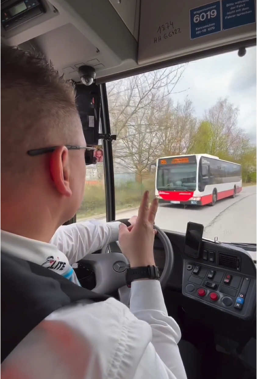 #BUSFAHRER #MICHEL #GRUSS #HAND #FINGER #ZEICHEN #KOLLEGEN #BUS #VIRAL #HYPE #CEO 