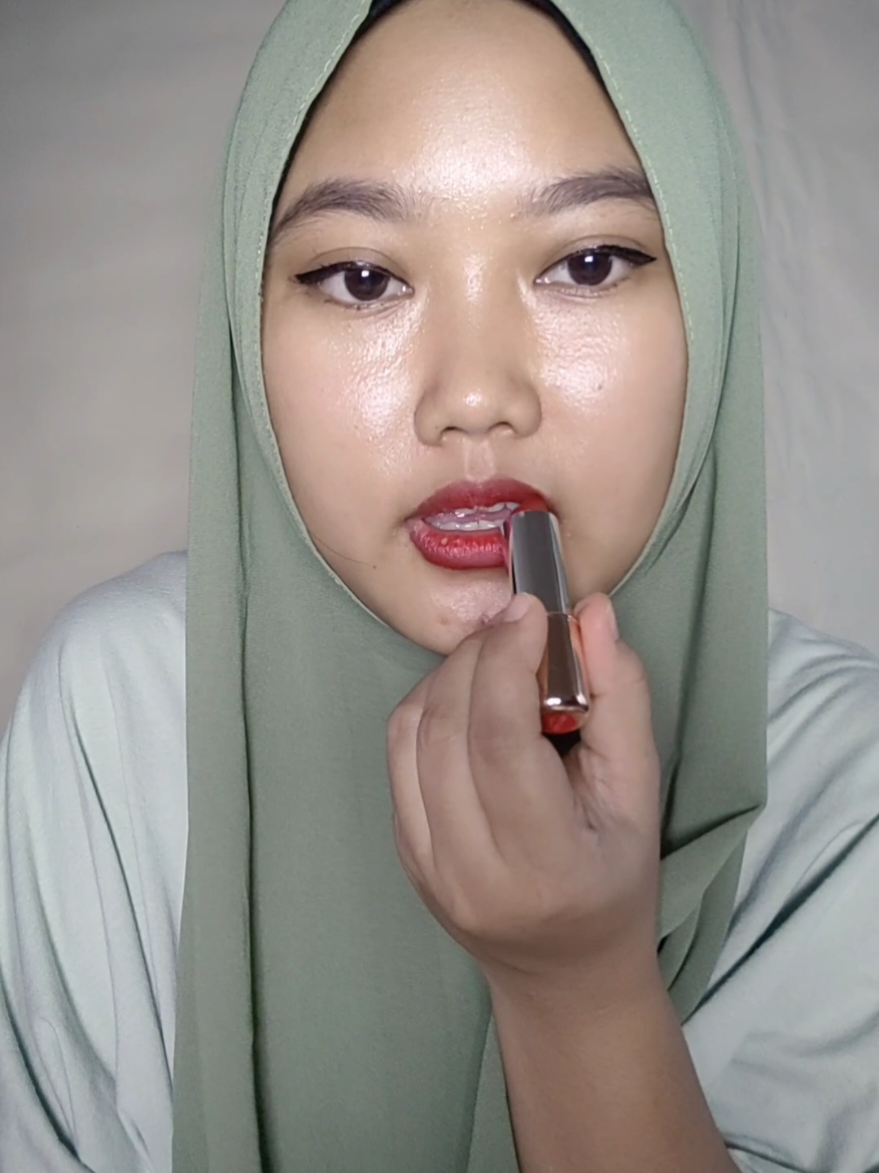 Girls, dengan Batrisyia Lipstick Chilli memberikan efek instant pada wajah, membuatnya terlihat lebih segar dan cerah bahkan tanpa riasan berat. Cocok jadi koleksi untuk lips ombre bahkan digunakan untuk acara formal maupun daily. Kamu sudah punya, girls? 😍 #batrisyia #batrisyiaherbal #batrisyiaherbalindonesia #lipstickglossychili #batrisyiamakeup #batrisyialipstick 