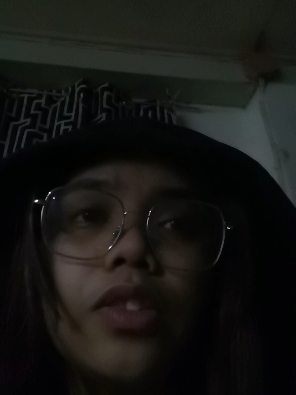 Mamahalin mo pa rin ba ko kung malaman mong natatanggal ang bewang ko pag gabi? Rawr ☹️🦖