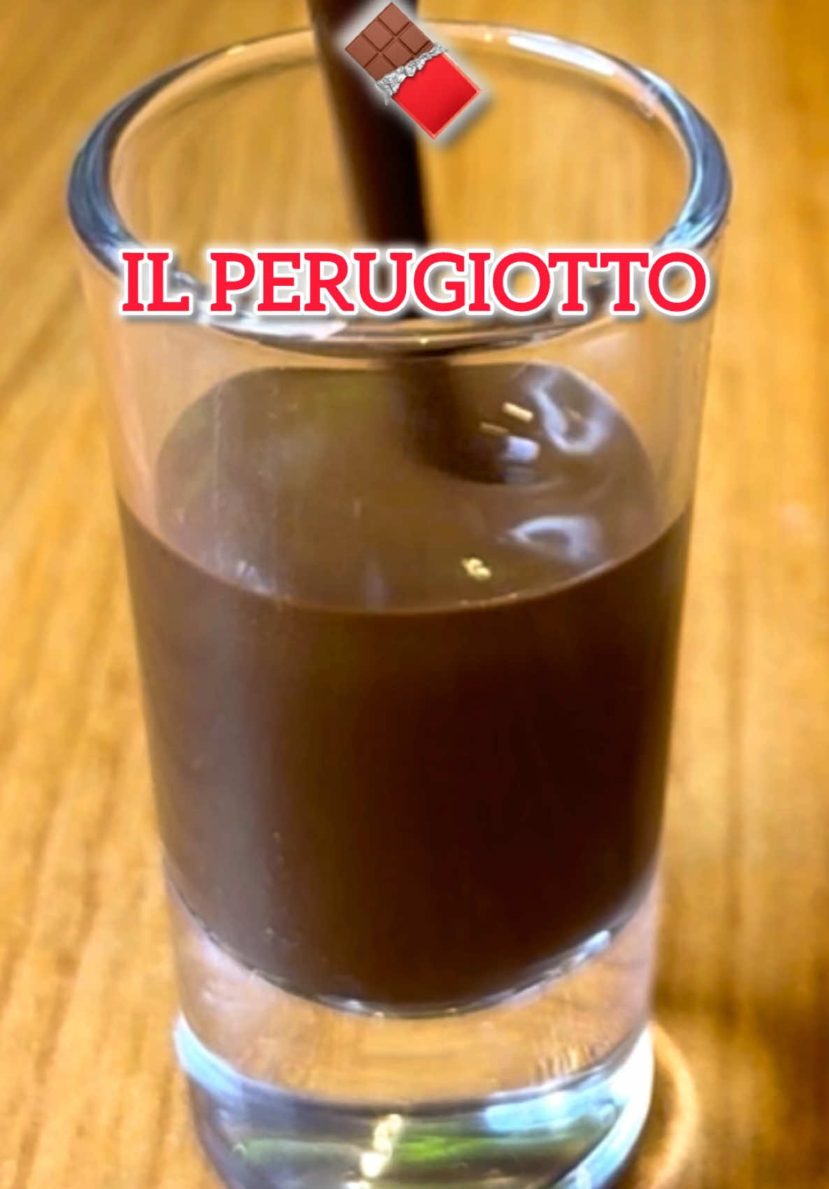 🍫“Perugiotto”🍫 INGREDIENTI: •	Latte intero 750 g
 •	Zucchero 250 g
 •	Panna fresca liquida 250 g
 •	Alcol puro 150 g
 •	Cacao amaro in polvere 100 g
 •	Cioccolato fondente100 g PROCEDIMENTO: Per preparare il liquore al cioccolato, cominciare unendo il latte e la panna in una pentola capiente,ggiungere lo zucchero e cominciare a scaldare il composto. Quando è leggermente caldo unire anche il cacao, setacciandolo e mescolando nel frattempo per evitare la formazione di grumi. Portare a bollore e far sobbollire a fiamma dolce per una decina di minuti, continuando a mescolare con una frusta a mano. A questo punto aggiungere il cioccolato fondente grossolanamente tritato, amalgamare e farlo sciogliere completamente. Spegnere il fuoco e far intiepidire, una volta tiepido aggiungere l'alcol, amalgamarlo con cura, filtrare il liquore con un colino cinese e far raffreddare completamente. A questo punto si può mettere nelle bottiglie di vetro, asciutte e con chiusura ermetica. Far passare 15-20 giorni prima di consumarlo in modo che l'alcol si stabilizza, il gusto diventerà armonico e la consistenza diventerà cremosa.Il liquore è cosi pronto, se si vuole si può servire in dei bicchierini con ad esempio dei ciuffetti di chantilly aromatizzata alla vaniglia o alla fava tonka. Altrimenti si puo gustare semplice senza aggiungere nulla! . . . #liquore #liquorealcioccolato #cioccolato #Recipe #eurochocolate #ricettadelgiorno #perugiotto 