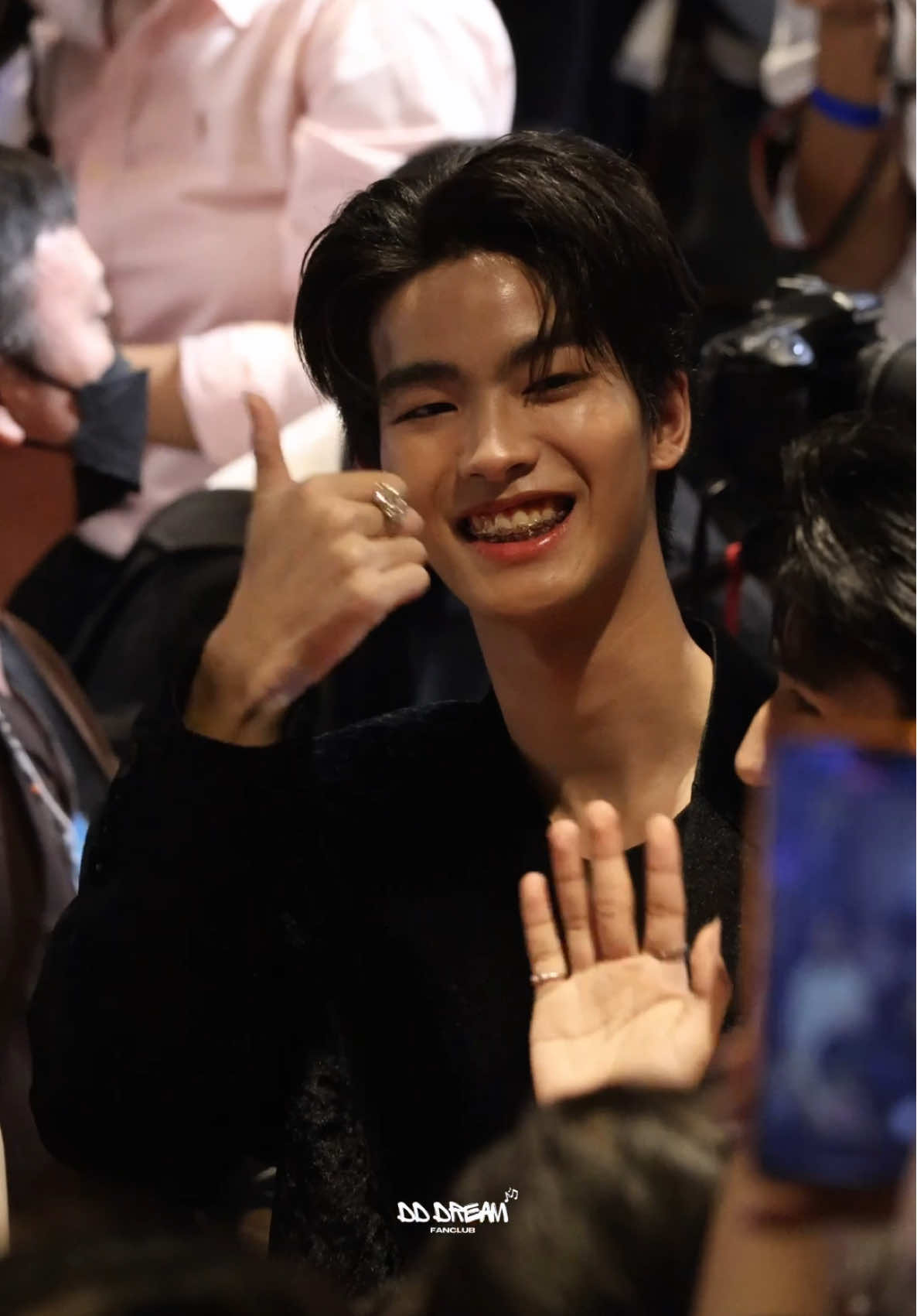 มุมไกลๆมากกก🤍🖤 @ดีดีอยากนอนต่อ  #YUAwards2024 #ddadreame #lovesick2024  #YuniverseAwards2024