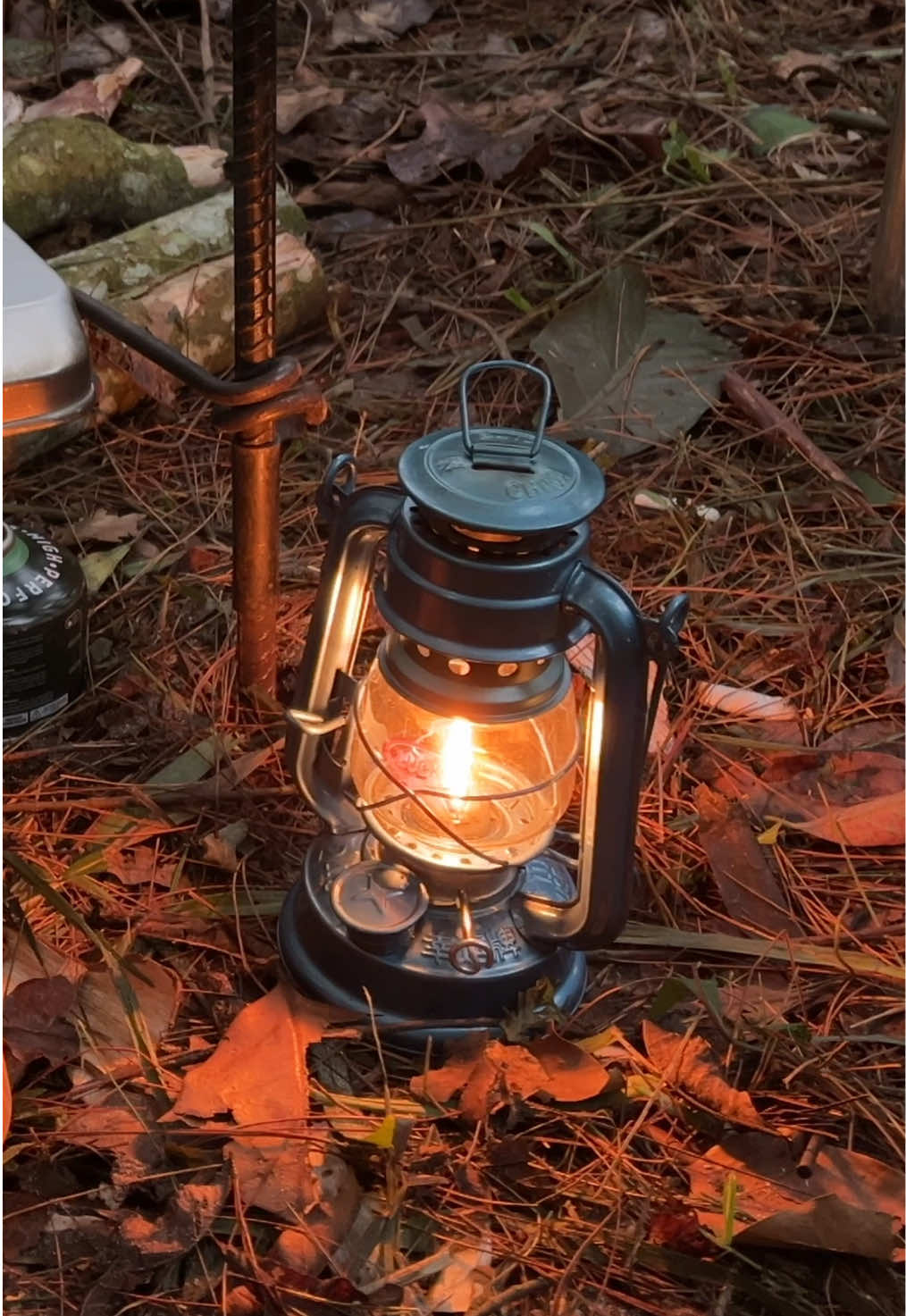 Hangatkan Campingmu dengan Lampu Badai - Lentera Camping.  #camping #fyp #bushcraft #survival #campingkelana #lampubadai #lentera #lampucamping #petromax 