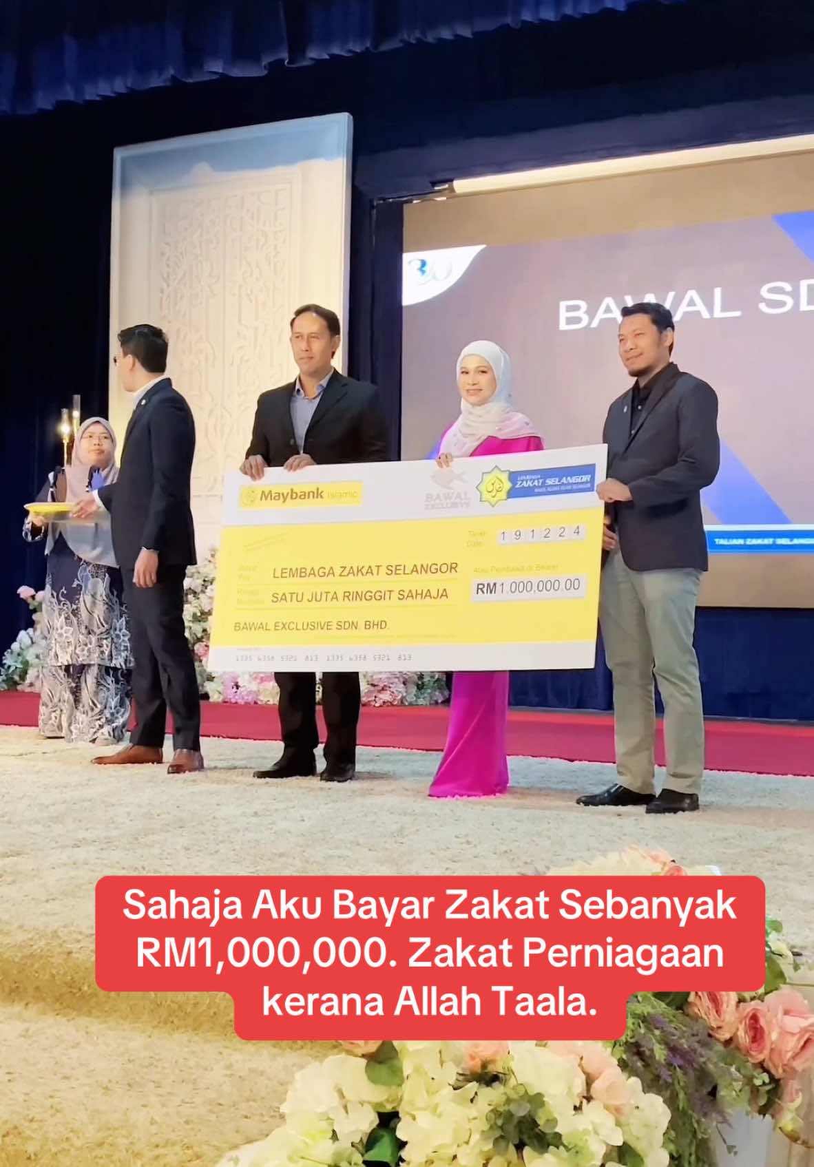 “Dalam perniagaan, strategi yang paling mujarab dan penuh keberkatan adalah zakat dan sedekah. Apabila kita menunaikan tanggungjawab sebagai seorang Muslim dengan membayar zakat, InsyaAllah perniagaan akan sentiasa makmur, rezeki akan bertambah, dan keberkatan akan menyelubungi setiap usaha. Alhamdulillah, pada tahun ini, Bawal Exclusive menyambut ulang tahun ke-26. Dengan izin Allah dan sokongan yang tidak pernah putus dari pelanggan setia kami sejak 1998, kami berbesar hati kerana dapat menunaikan zakat berjumlah RM1 juta. Syukur atas segala rezeki yang Allah kurniakan dan terima kasih kepada semua pelanggan yang menjadi tulang belakang kejayaan Bawal Exclusive. Semoga keberkatan ini terus mengiringi kita semua, dan perniagaan ini terus berkembang untuk memberi lebih banyak manfaat. #BawalExclusive26Tahun #Zakat #RezekiBerkat #TerimaKasihPelanggan #SyukurAlhamdulillah” @zakatselangor @Bawal Exclusive