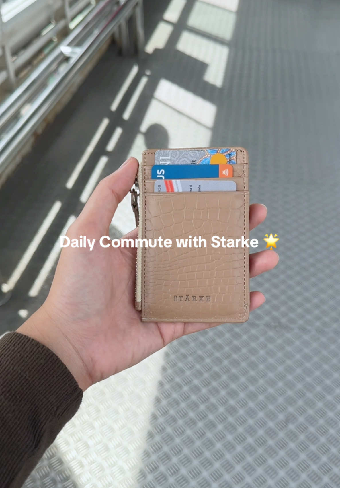 Sebelum ditanyain, link dompet kartu mini di keranjang kuning ya 🙏🏻 #workerlife #worklife #commutinglife #dailycommute #commuterlife #leathercardholder #leathercardwallet #minicardwallet #Dailystarke #Starke 