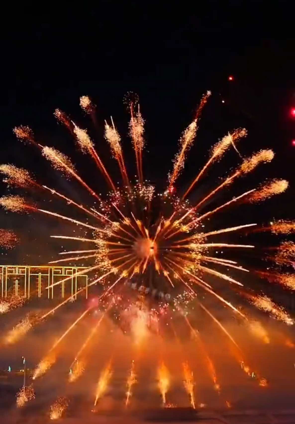 Amazing Tower Crane Fireworks #chinafireworks #白冰长春烟花秀 #立柱烟花 #山枣烟花 