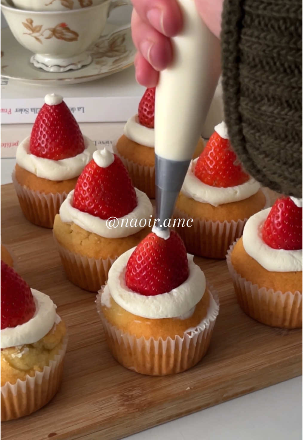 Recette cupcakes 🧁🍓🎅🏻✨ :  3 oeufs 100g de sucre 140 ml d’huile de tournesol 200 g de farine 10 g de levure chimique 75 ml de lait Battez les œufs et le sucre pendant 2 minutes. Ajouter l’huile de tournesol, la farine, la levure chimique et le lait. Mélanger en un tout. Placer les papiers à cupcakes dans un moule à muffins et les remplir aux deux tiers avec la pâte. Enfournez dans un four préchauffé à 175 °C pendant environ 20 minutes. ………. Cupcakes recipe : 3 eggs 100 g of sucre 140 ml oil 200 g flour 10 g baking powder 75 ml of milk Beat the eggs and sugar for 2 minutes. Add the sunflower oil, flour, baking powder and milk. Mix together. Place the cupcake papers in a muffin tin and fill them two-thirds full with the batter. Bake in a preheated oven at 175°C for about 20 minutes.  ….. #bakingaesthetic #aestheticbaking #cute #aestheticfood #desserts #cupcakes #baking #bakery #santa #kawalifood #EasyRecipes #christmasbaking #homebaking #fyp #holidaybaking  