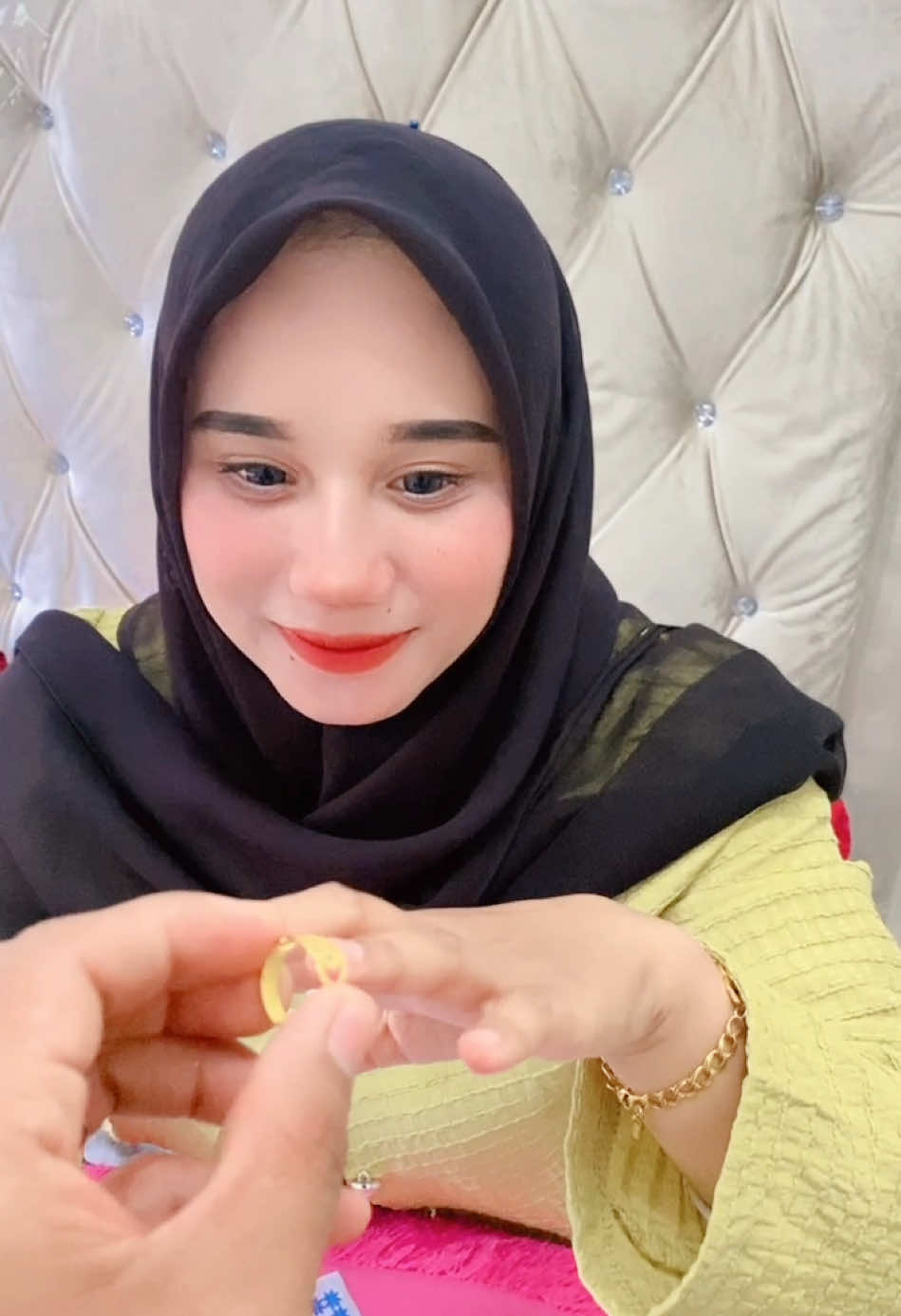 Suprais dari suami😭😭trimksih suamiku,,,aku beruntu bg memilikimu🥲🥰#fypシ゚viral #suprais #dari #suamiistri #terharu 