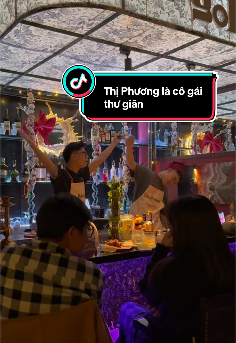 Mặc kệ 2 khách hàng Deep talk, vì chúng tớ là bartender thư giãn 1  #thegotham #hiddengems #cocktails #fyp #noel #thưgiãn   @Namlee @oh hell nah 