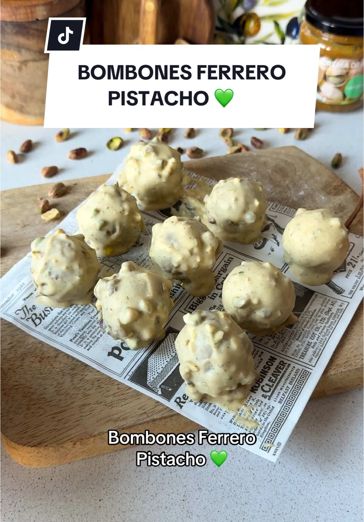 💚BOMBÓN FERRERO DE PISTACHO. GUARDA esta receta fácil y menciona a quien te las tiene que preparar 🍫 10% en toda la web de @Naturitas.es con mi cod: rubengarcia Ingredientes para 9 trufas ▪️50g mantequilla de pistacho ▪️pistachos picados ▪️120g almendra molida ▪️60g yogur skyr ▪️Endulzante al gusto (opcional) Cobertura ▪️120g chocolate blanco fundido ▪️1 cda mantequilla pistacho ▪️pistachos picados ▪️1 cda aceite de coco (opcional) Espero que os encanten, fam! - #trufas #pistachos #pistacchio #pistacho #festuc #recetasrapidas #recetassencillas #comidareal #comidacasera #postresaludable #recetassaludables #trufascaseras #snackfit #recetasketo #recetasfaciles #ketolife #ketorecipes #ketofriendly #dietacetogenica #dietaketo 