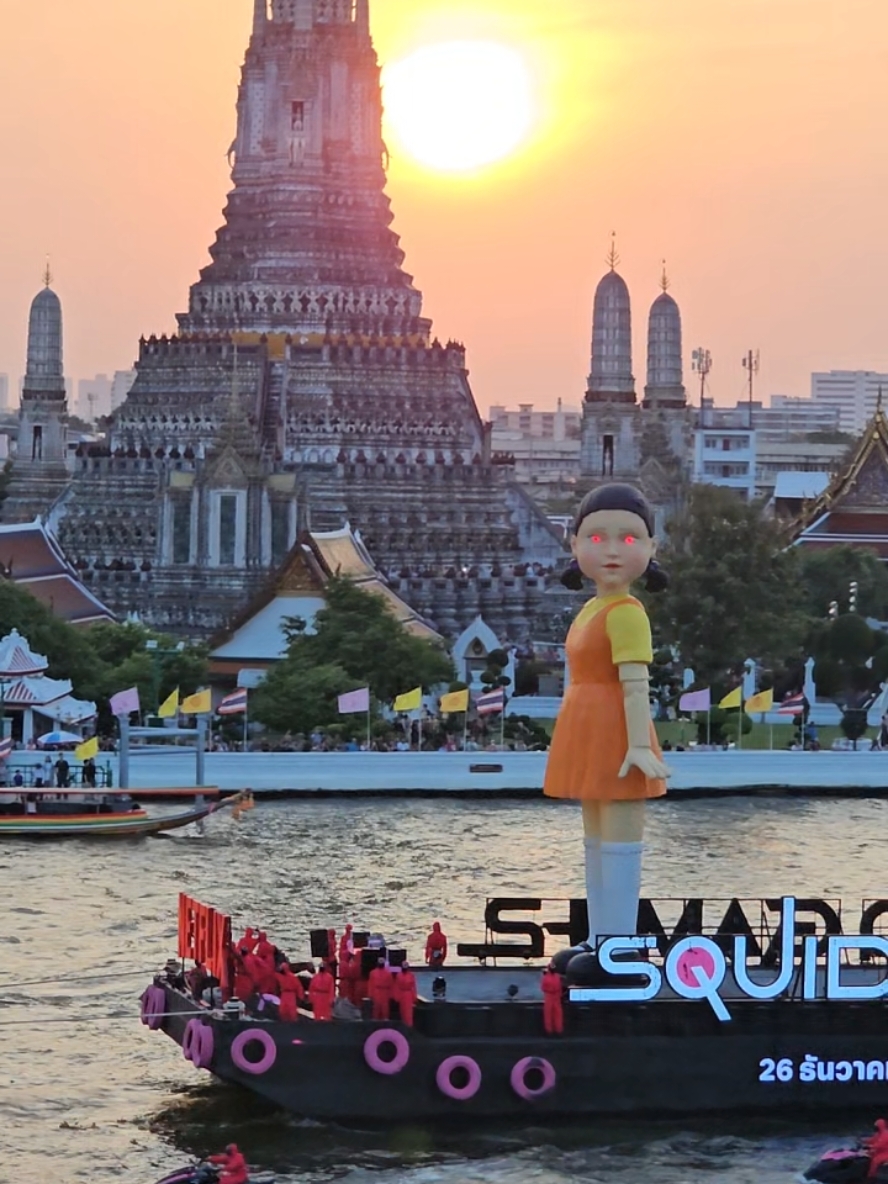 Casually enjoying a beautiful evening with a view of the Wat Arun Temple when this creepy doll appears 😳  #travel #thailand #squidgame2 #squidgame #chaophrayariver #netflix 