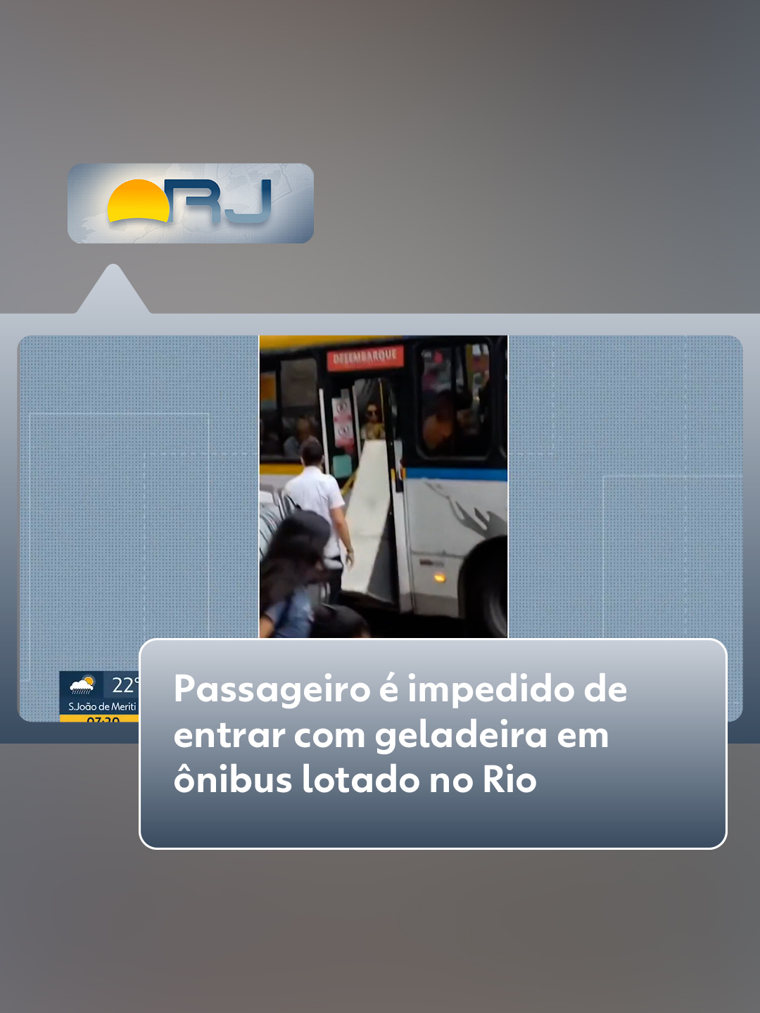 Transporte irregular 🚌 - Um passageiro foi filmado tentando embarcar com uma geladeira em um ônibus lotado, na Freguesia, na Zona Oeste do Rio, nesta quarta-feira (18). O homem tentou colocar o objeto pela porta traseira. Como o refrigerador não entrou, o motorista pediu para que o homem descesse. Então, o passageiro se irritou e chegou a brigar com o condutor do ônibus. Uma pessoa que passava pela região, no momento do incidente, filmou a situação. A Rio Ônibus disse que esse tipo de transporte é irregular e que os motoristas são orientados a não permitir o embarque, para priorizar o conforto e segurança dos passageiros. Veja mais em #g1. #RiodeJaneiro #RJ #ônibus #tiktoknotícias