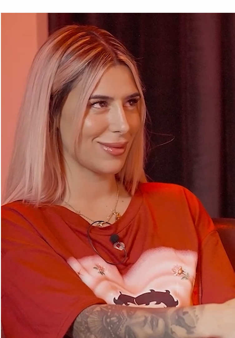 Bea Retamal y Rodri tratan en terapia de la mano de @Psicologa_andreavicente el motivo de su ruptura 👀 ¡Nos encanta este buen rollo! ❤️ 📲 Todos los episodios de #MeQuedoConmigo están disponibles en @mitele 