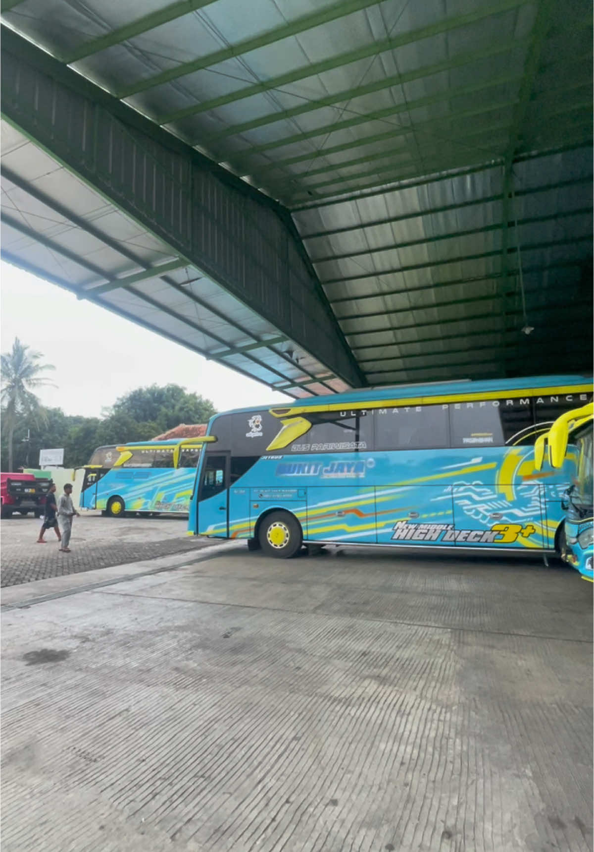 garage situation🅿️ #bjmpariwisata #bukitjaya #buspariwisata #fyp #soundviral #ayonaikbus #jetbus5 #jetbus3 