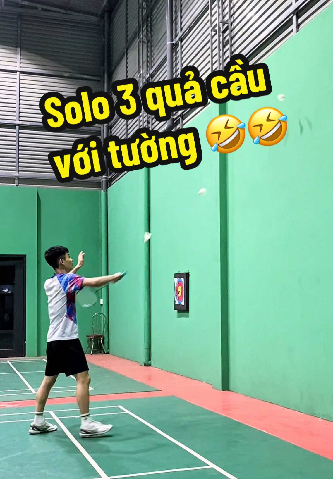 Khởi động 3 quả cầu lông với tường bằng 88D pro 2024 3u6, đánh tý cứng tay luôn á mn 😅😅😅 #caulong #cầulông🏸 #badminton #badmintonskills #trickshot #hungcon #xuhuong 