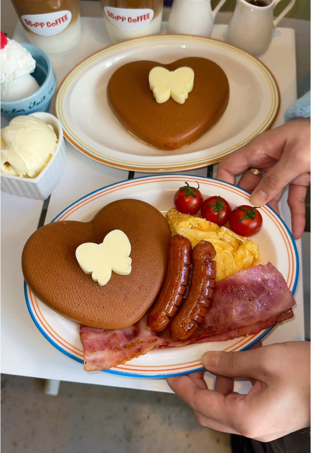 東京で1番可愛くておいしいパンケーキモ－ニング🥞 ホイップバター・バニラアイス付きの甘い系とソ－セ－ジ・べ－コン・スクランブルエッグ・ミニトマト付きの食事系の2種類！ 焼きたてのパンケーキはしっとりモチモチで、そのままでもメ－プルシロップをたっぷりかけても美味しかった🤤 🥞新大久保　Scoop coffee heart pancake Aセット 1300円 heart pancake Bセット 1590円 #東京グルメ #パンケーキ #新大久保グルメ #tiktokfood  #pancakes #fyp 