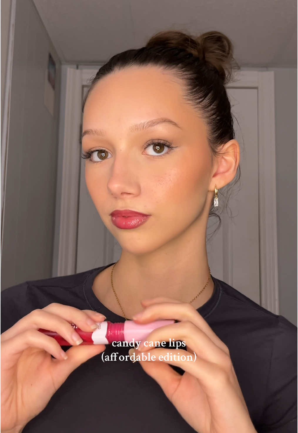 the perfect glossy red lip for the girls on a budget (and for thr girls who dont want a bold red lip) 💋💄 @rimmellondon cappuccino lip liner @COVERGIRL yummy gloss #candycanelips #candycane #lipcombo #affordablemakeup #drugstoremakeup #makeuptok #redlips