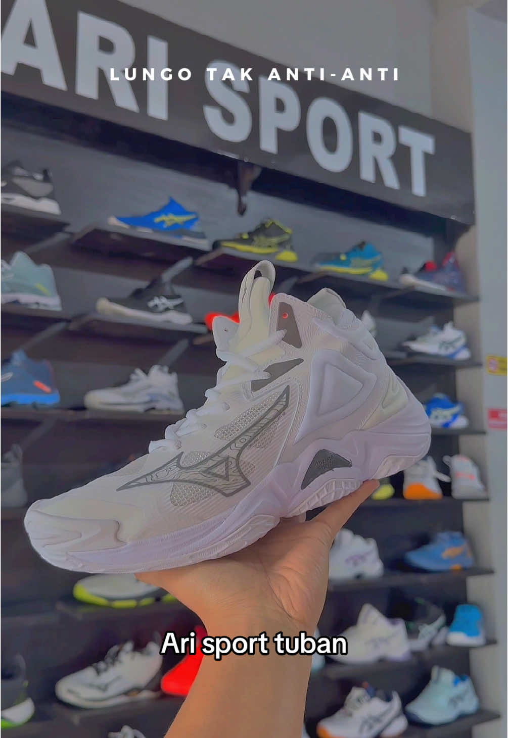 Mizuno momemtum mid putih size 40-45 Follow ig: arisport.tuban Shopee: ari sport tuban Lazada: ari sport tuban Order: 082132430755 #TikTokAwardsID #giveaway #giveawayarisporttuban #CapCut #metarise2paris #sepatudecit #proliga2025 #offlinearisporttuban #mizunodimension #arisport #sepatuvolimurah #grabagan #asicsnetburnerballisticff3 #fypシ゚viral #belanjasepatu #sepatumura #voliasik #nikegiannisimmortaility #JelajahMerdeka #wlz8 #voligram #volitarkam 