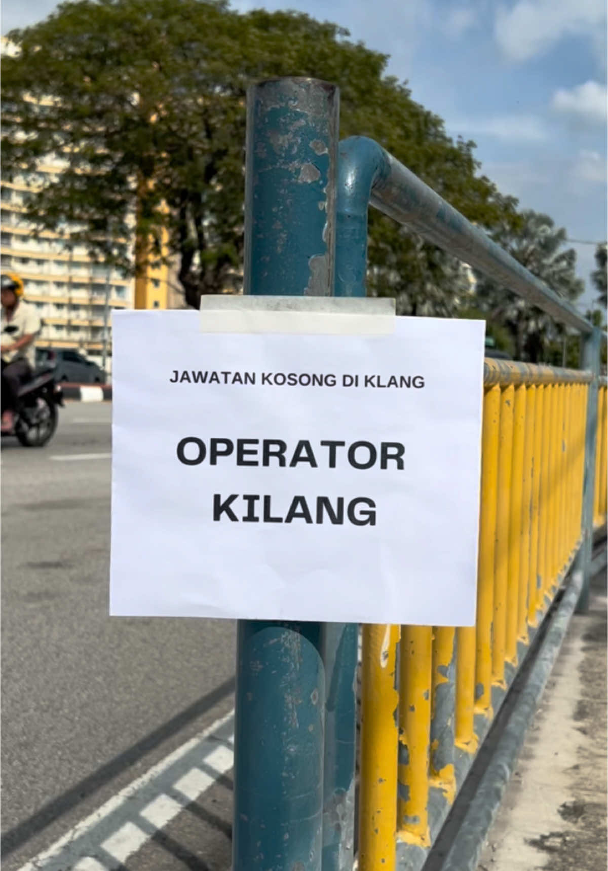 Read the sign – We’re hiring! Operators wanted (male only)! Location: Port Klang Salary: RM2,000+ Interested? WhatsApp 012-9654399 (Hafiz)/012-842 1399(Mila)/010-357 4399(Danish) #fairworkmy #fairwork #careertips #salaryraise #kerjakosong #portklang #kerjakosongkilang #jawatankosong #fyp #tips 