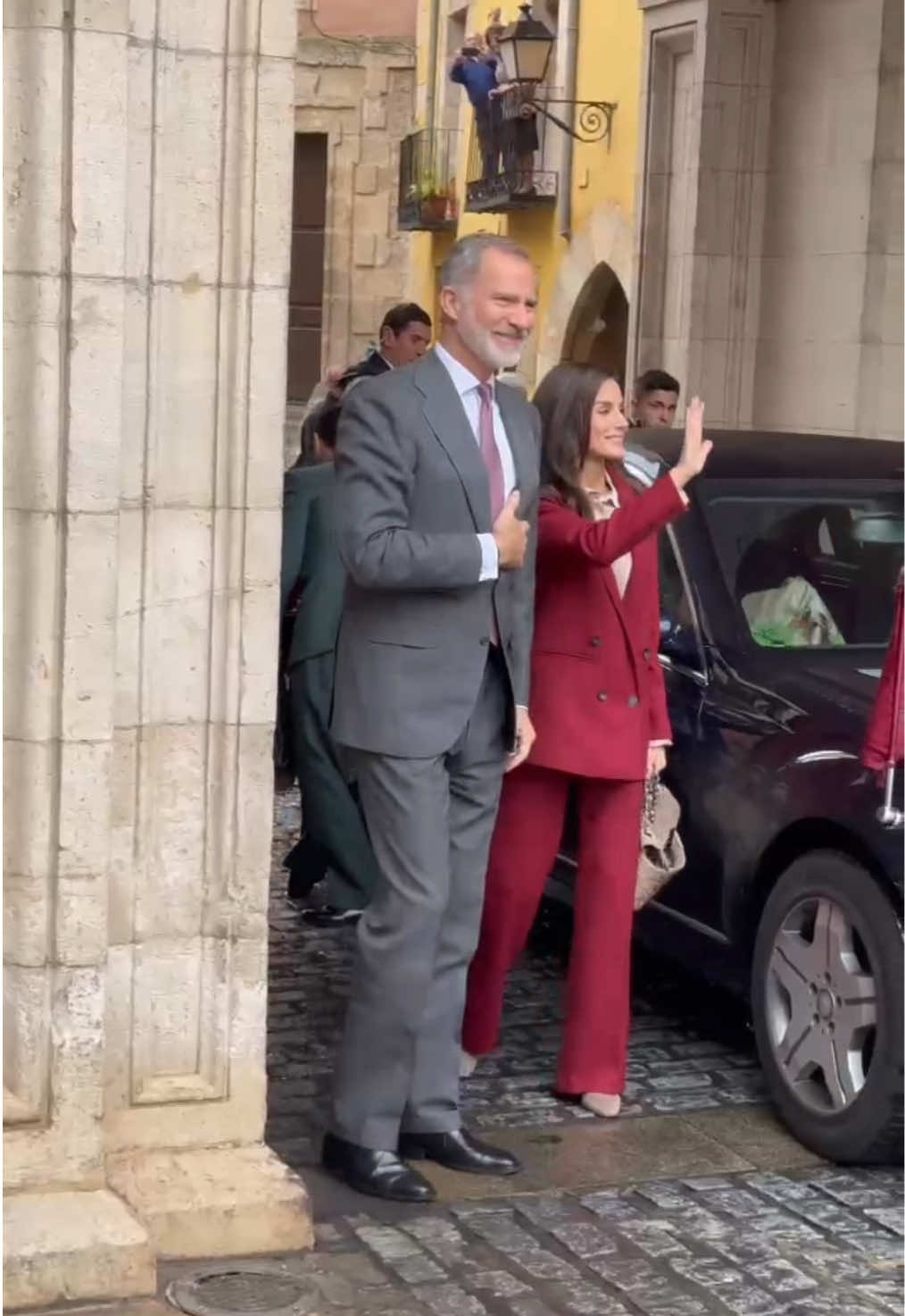 Los reyes Felipe y Letizia han viajado hasta Cuenca para presidir la inauguración del nuevo Hospital Universitario de la ciudad de Castilla-La Mancha.  La reina Letizia ha incorporado un nuevo dos piezas de corte sastre a su fondo de armario firmado por Sézane, la marca francesa que todas amamos. #reyfelipevi #reinaletizia #realeza #royals 