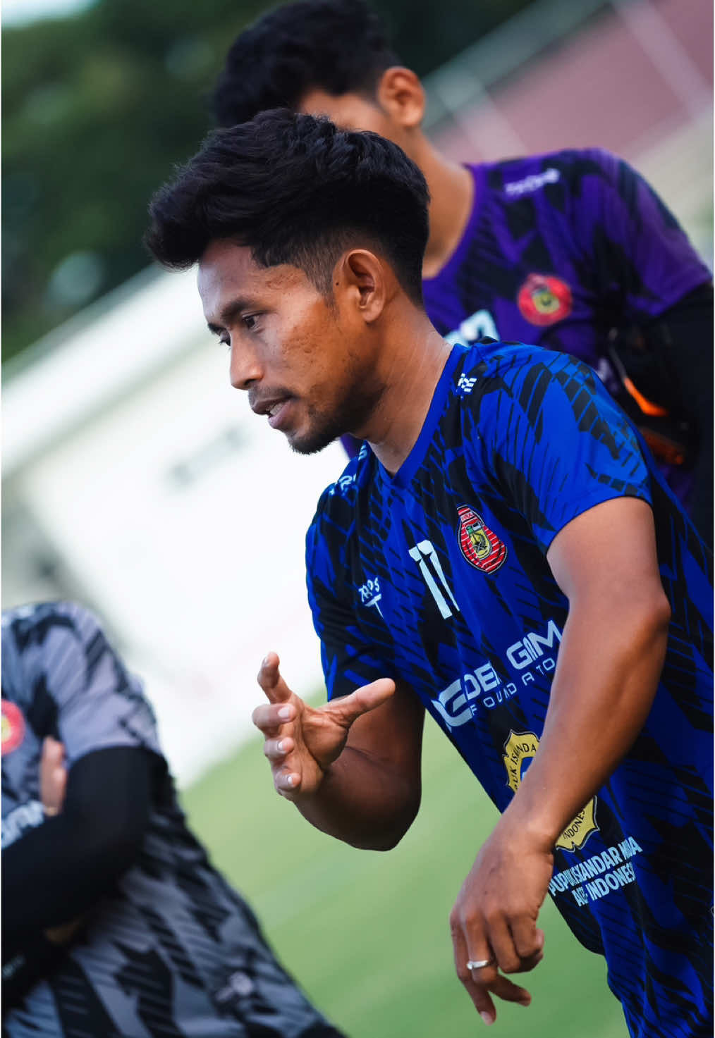 𝐋𝐞𝐭𝐬 𝐜𝐫𝐞𝐚𝐭𝐞 𝐨𝐮𝐫 𝐡𝐢𝐬𝐭𝐨𝐫𝐲 🧡🗞️✨ Kapten tim Persiraja, Andik Vermansah mengajak semua pemain untuk membuat sejarah bersama Persiraja dengan membawa tim Laskar Rencong ke Liga 1 musim ini. Mari terus untuk mendukung perjuangan tim, Lantak Laju! 🔥 #PERSIRAJA 👑