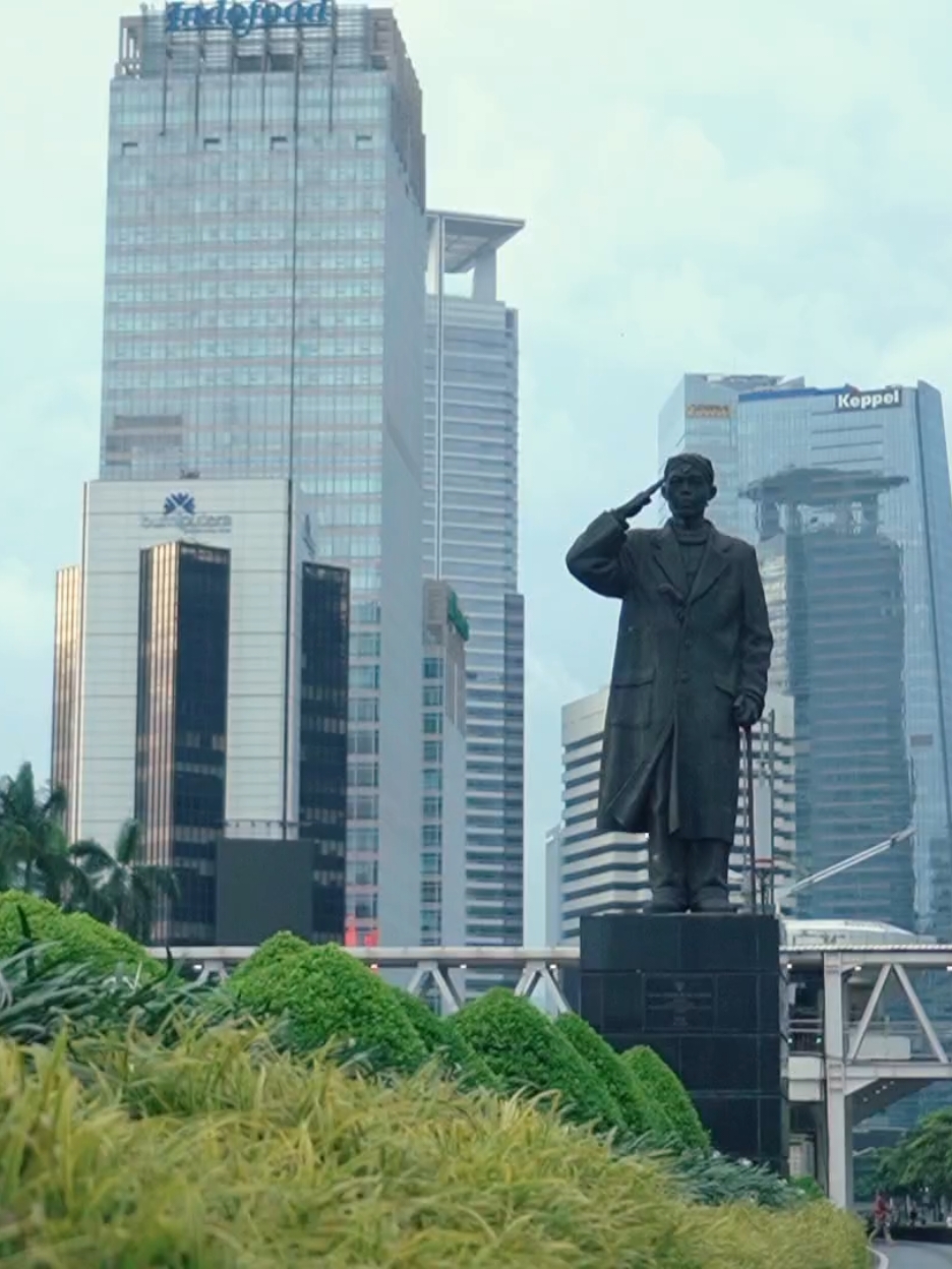 Patung jenderal Sudirman... #viralvideo #drone #dronevideo #droneshot #dronepilot #dronelife #djindonesia #djimini3 #djimini4 #dji #fyppppppppppppppppppppppp #cinematicmovementdrone #fyp 