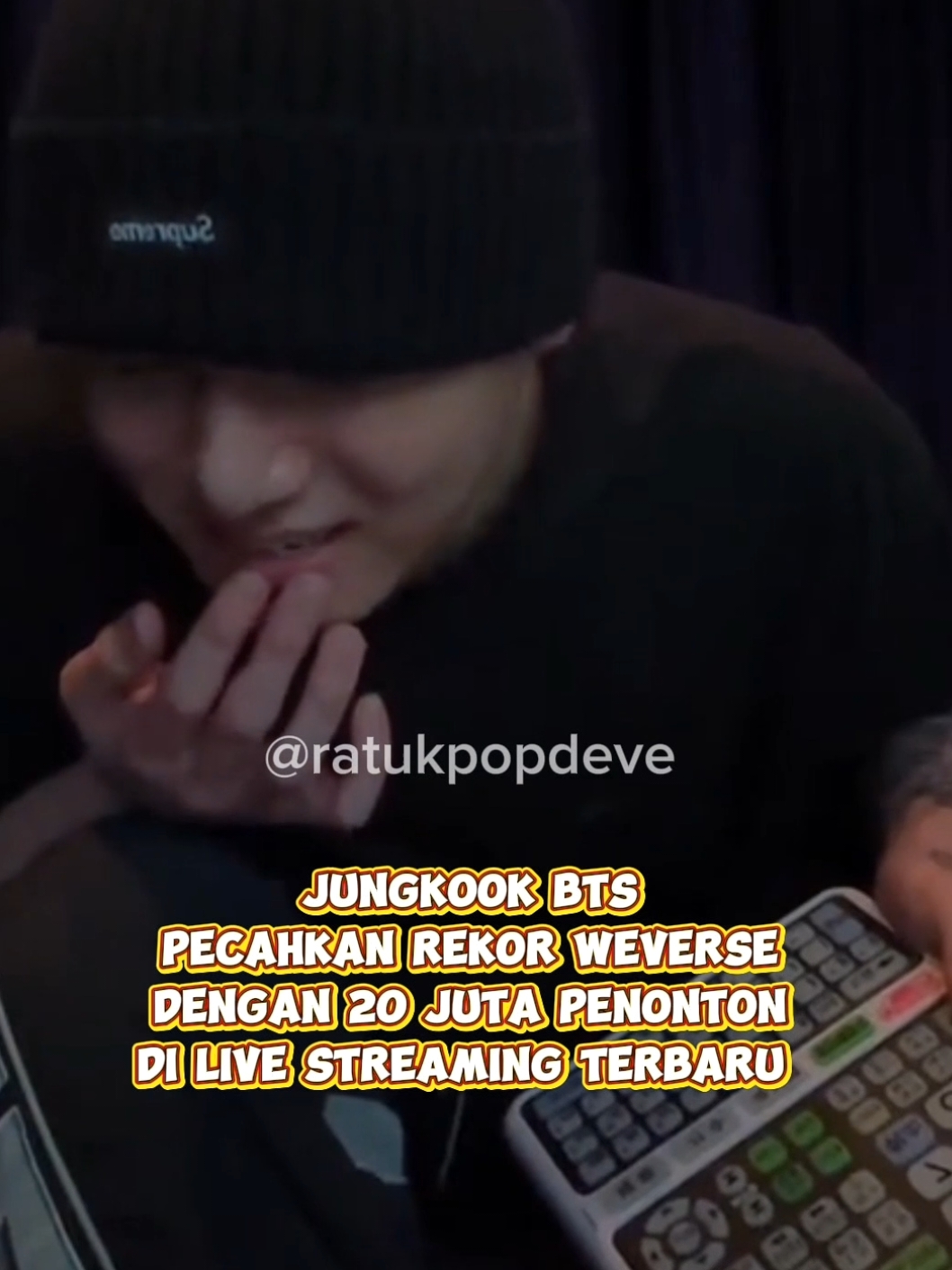 Jungkook BTS Pecahkan Rekor Baru di Weverse!  Pada 18 Desember, siaran langsung Jungkook mencatat 20,2 juta penonton dan 292 juta likes, memecahkan rekor platform!  Dengan pesan hangatnya untuk ARMY, Jungkook membuktikan popularitas globalnya yang tak tertandingi. #Jungkook #BTS #WeverseLive #ARMY #GlobalStar #infokpop #idolkpop #faktakpop #ratukpop #ratukpopdeve #kpop #kpopindonesia #kpopedit 