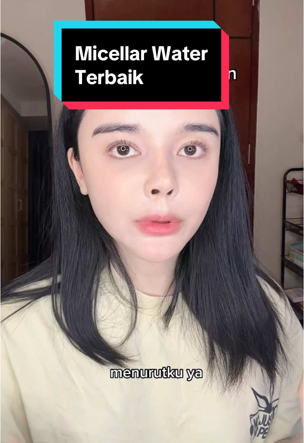 Micellar water yang bener2 kemampuan membersihkannya ekstra/istimewa adalah yang ada minyaknya, sisanya sama aja. Jaman dulu udah bener ada makeup remover berupa minyak campur micellar knp skrg kemunduran? Plis kalo bahan aktif taroknya di toner aja jangan di micellar kan dibilas? Namanya juga double cleansing, 2x. 1x buat kotoran larut minyak ya pake oil infused micellar terus lanjut yang larut air yaitu sabun. Micellar water tanpa minyak tuh nanggung karena tetap butuh 1 produk lagi yang berupa minyak, jadi triple cleansing baru sempurna. Silahkan OOT #micellarwater #oilinfused #doublecleansing #acneprone #oily #makeupremover #oil #balm #acnefighter #dryskin #makeup #brokenskinbarrier #oot #beauty #santai #discussion #diskusi #kecantikan #pemikiran