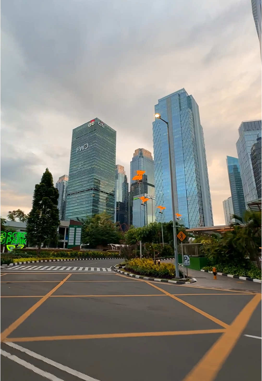 View di SCBD memang luar biasa, bikin mata melonggo keatas 👀😍 #placetogojkt #jakarta #scbd #sudirman #cityview #citylife #fyp #visitplaceidn #visitplacerandom 