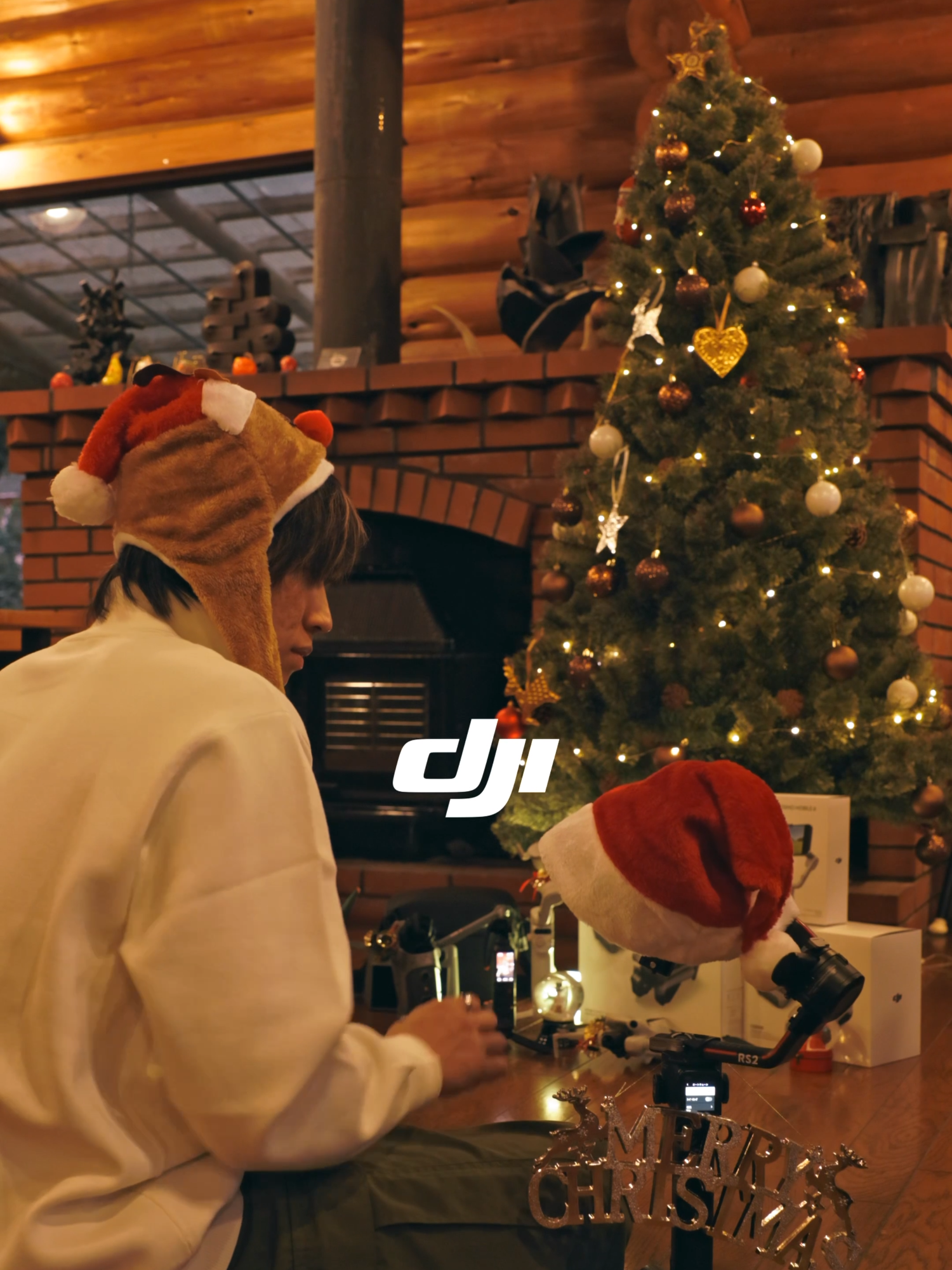 Jingle bells, Christmas is almost here! 🎄🎶 Have you finished wrapping your gifts? I’m lucky to have my pal’s help! 🎁🐾 🎥: @kenta_film #DJIRonin #Christmas #GiftWrapping #HolidayCheer #Fyp