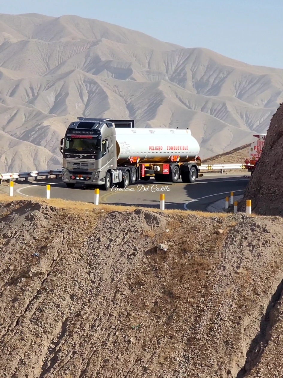 Bajada de Torata hacia Moquegua 🇵🇪.  #aventurasdelcastillo #traileros #trailerosdelmundo #trailerosdecorazon #truck #camioneros #ruteros #viajes 