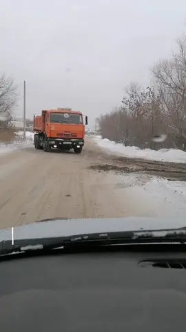 Вывоз грязного снега с дороги в водоохраную зону Весной снег растает и будет в чагане #казахстан #уральск #новости 