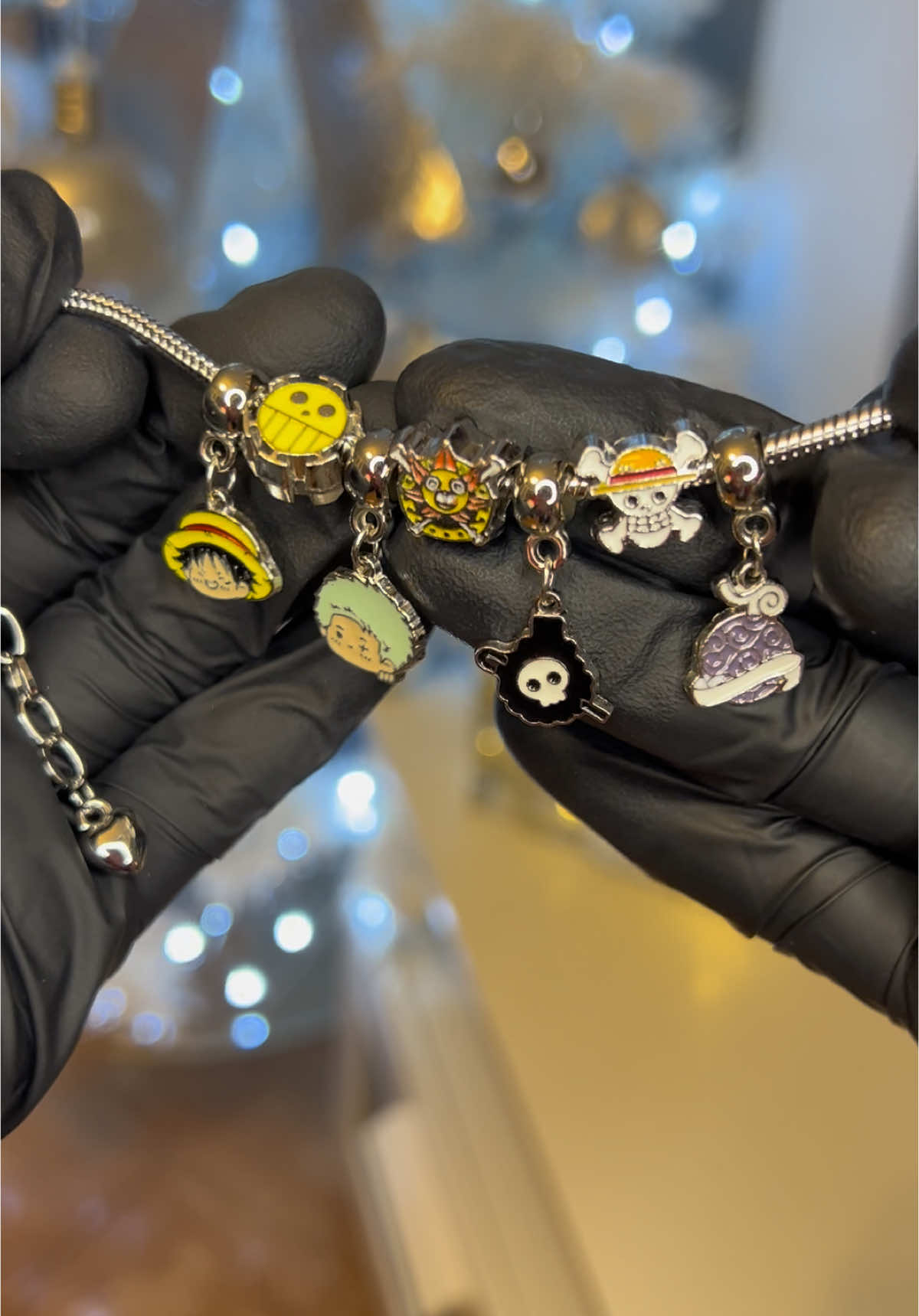 Pulsera de One Piece nueva! #onepiece #luffy #luffygear5 #luffyonepiece #monkeydluffy #roronoazoro #onepieceedit #onepiecefan #animefan #regaloonepiece #decoration La pulsera que represanta el amor por One Piece, la conexión y amistad en una pulsera que puedes regalar o regalarte, con chars de tus personajes favoritos y simbolos del One Piece, perfecta para aquellos que aman OnePiece y lo llevan con cariño.