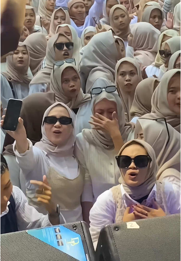 Sini sini tak peyuk mbk 🥺  Pun mboten sah nangis  #konsernorthsle #tresnoliyane #konserbanjarnegara #smkn2bawangbanjarnegara 