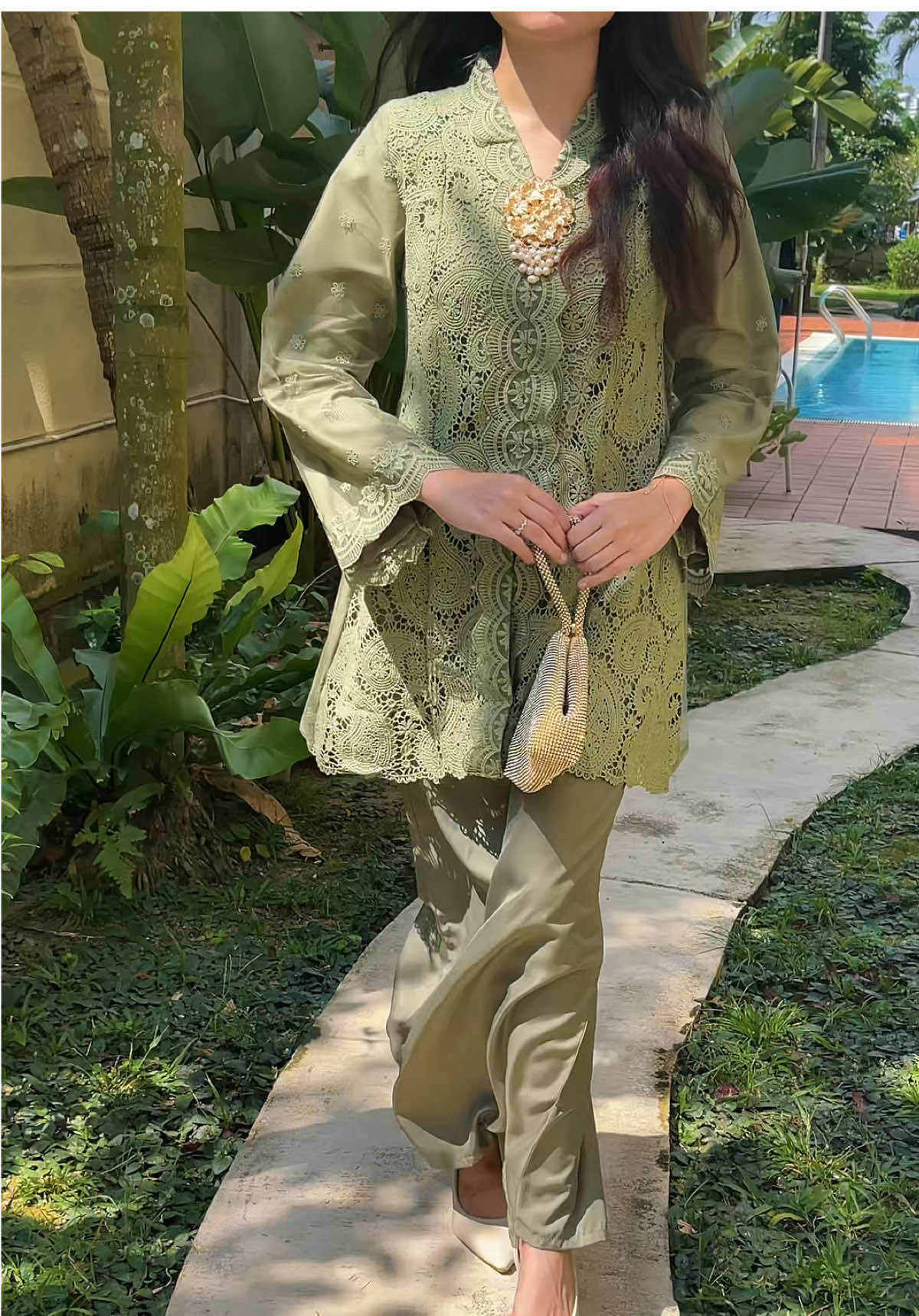 Aduhh beauties, meh dekat2 siapa yang tahun depan pakai tema warna olive green, cuba tengok model kita pakai NurLela Kebaya in Olive Green ni😍 nampak ayu kan??🥰 Haa koleksi NurLela ni stok dia agak limited, mana berkenan stay thned hari Ahad ni😉 . #galleriaboutique #kebaya #bajukebaya #kebayaklasik #kebayacotton 