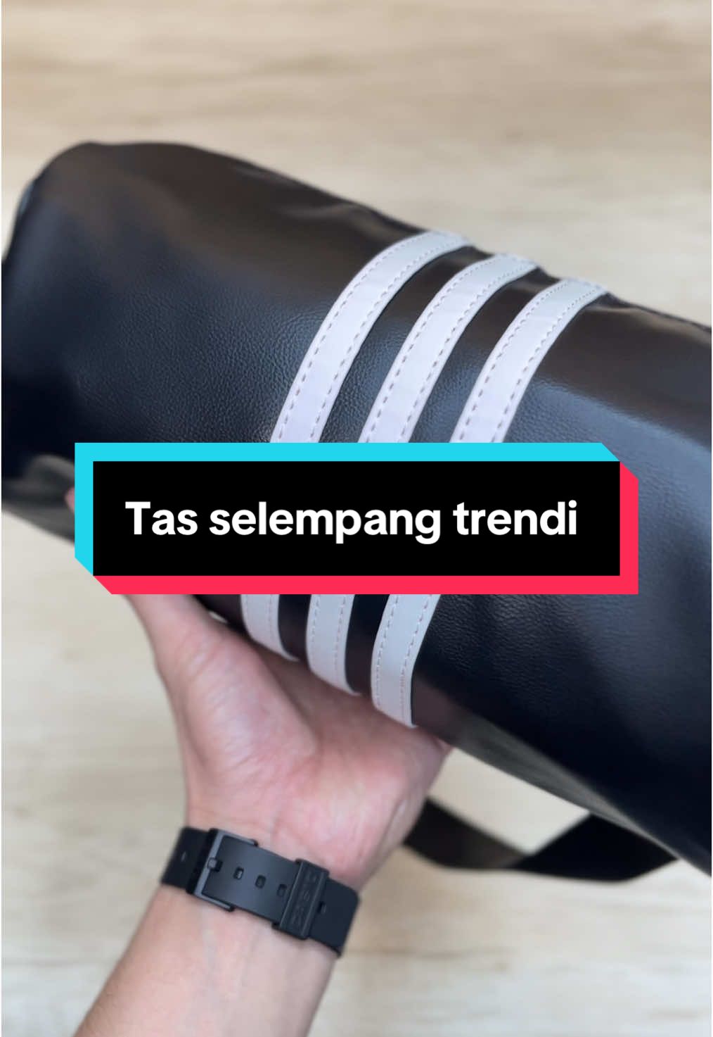 Tas slingbag trendi untuk ootd-an dengan model tabung 🚨 Claim voucher sekarang sebelum kehabisan ! 🔥 #slingbag #selempang #slingbagpremium #tas #taskekinian #slingbagtrendi #fyp #selempangpria