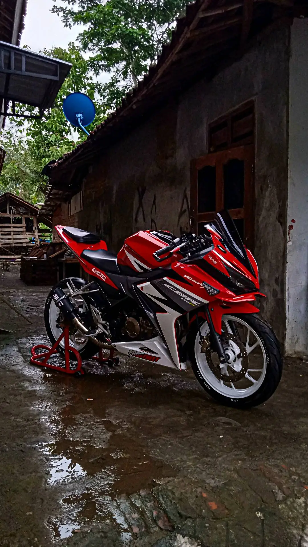 Pesona motor terpelan di kelas nya😋#cbr150r #fyp #fyppppppppppppppppppppppp #yanglagiviral #pengikut #beranda 