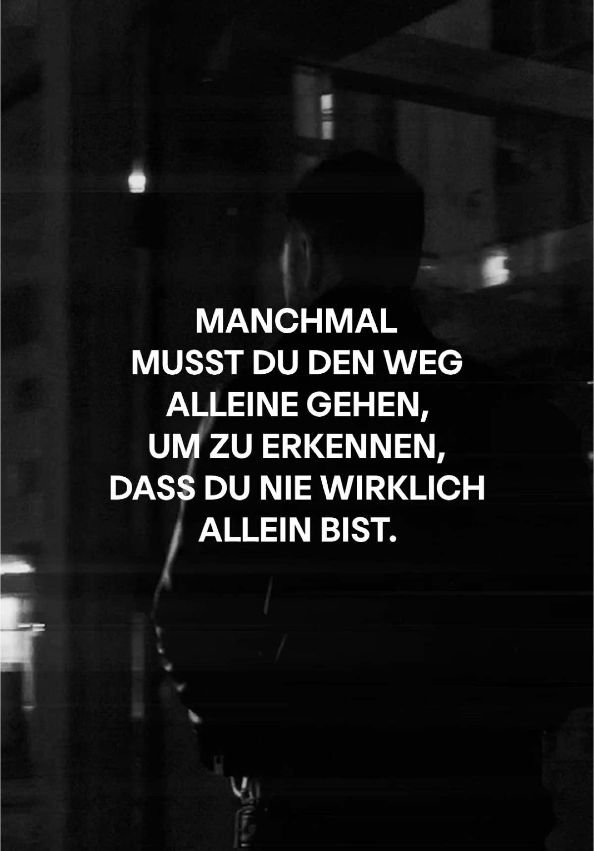 Manchmal musst du den Weg alleine gehen, um zu erkennen, dass du nie wirklich allein bist. Die Kraft, die dich trägt, war immer da – in dir, in dem, was du glaubst, und in dem, was dich antreibt. Du bist nie wirklich verloren, auch wenn es sich manchmal so anfühlt. 🖤 #versusgoliath #kraft #stärke #inspiration #motivation #mentalegesundheit #dubistnichtallein 