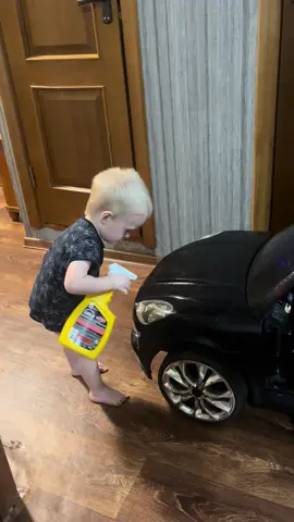 Ухаживает за своей машиной 😁