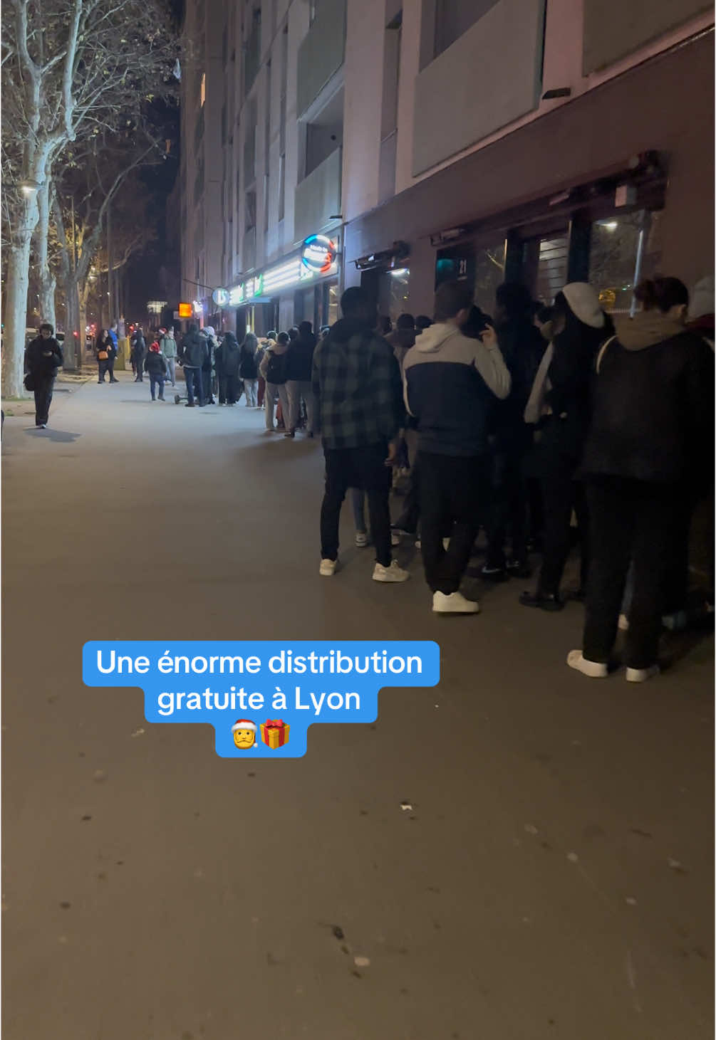 ✨La magie de Noël à Lyon🎄 Mercredi 18 décembre 2024, environ 300 personnes étaient présentes devant le restaurant Burger’S du 8ᵉ arrondissement de Lyon, avenue Jean-Mermoz, pour une distribution caritative organisée par l'association Farid Ouhlala Lyon. Les étudiants ont répondu présents, mais aussi des mineurs isolés ou des familles avec peu de moyens. Les bénéficiaires ont aussi reçu des « boîtes solidaires de Noël ». Des centaines de paquets qui avaient été réalisés par le comité des fêtes de Limonest et la MJC du 6ᵉ arrondissement de Lyon. #solidarity #burger #noel #gift #lyon #8e 