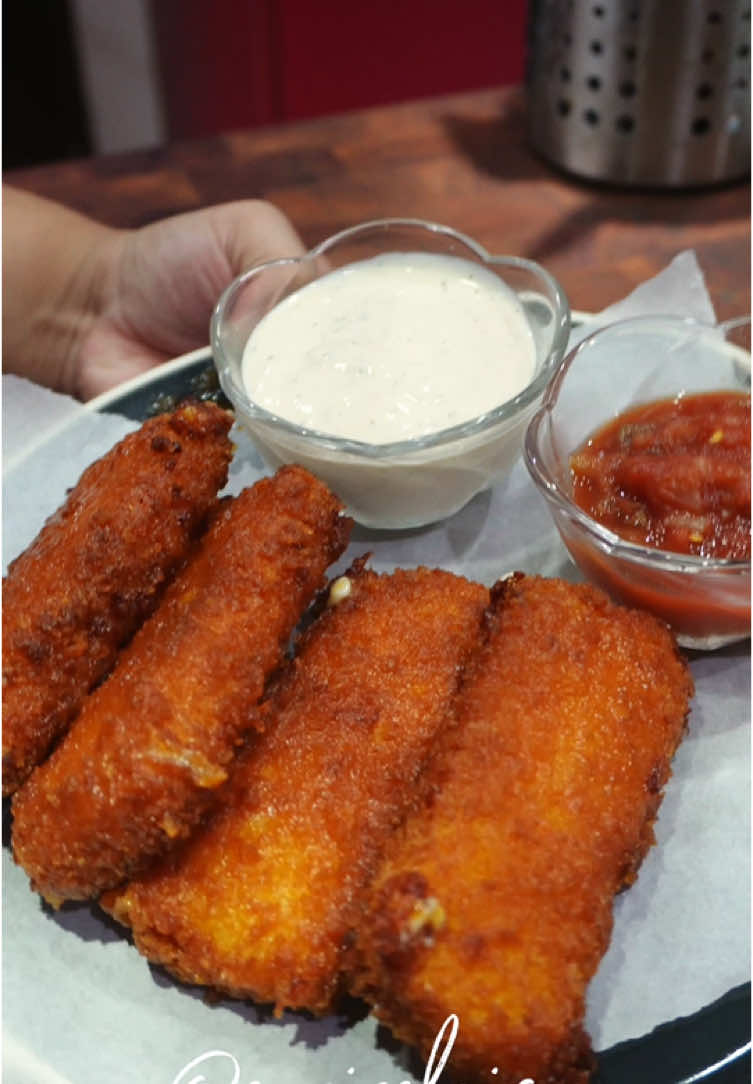 Chili’s inspired Buffalo Mozzarella sticks!! 🧀 #chilis #mozzarellasticks #EasyRecipe #cheese #cheesepull #trending #foodtrend #homemade #cooking #euniceloisss 