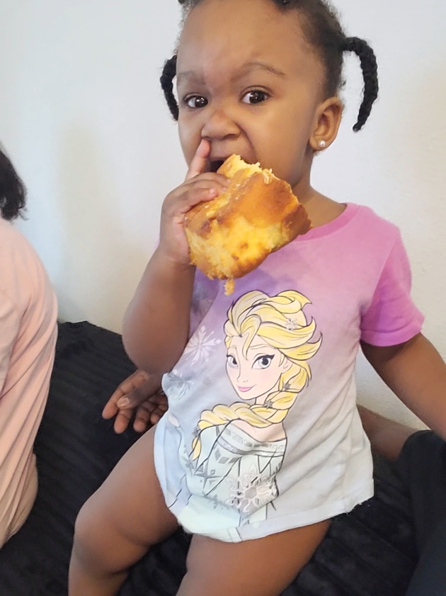 Men Fanm pain an #baby #girl #eating #bread #family 