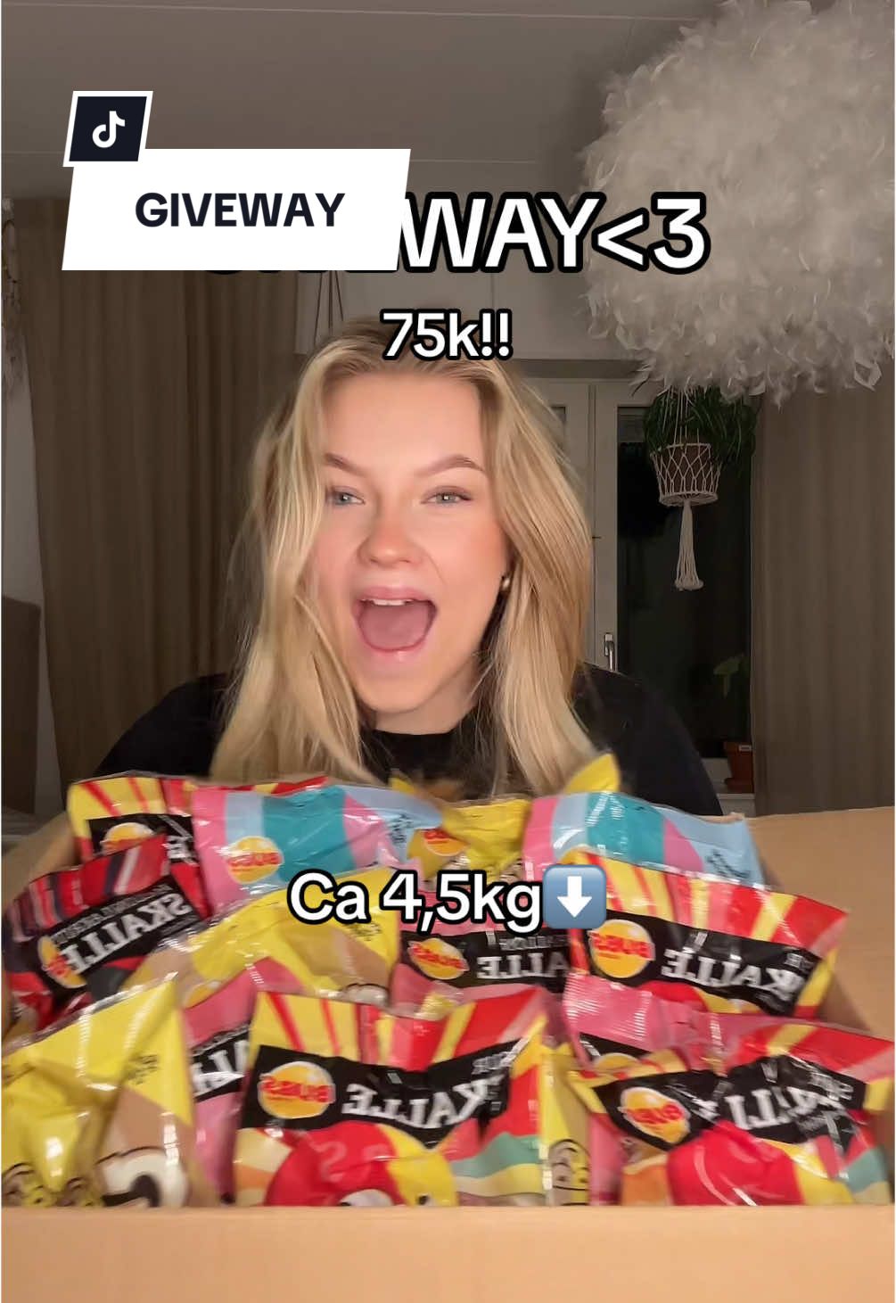 🫶 **GIVEAWAY** 🫶 För att delta behöver du: - Följa mig här på TikTok (följ mig också gärna på Instagram @stina_sorensson, dock inget krav). - Gilla videon. - Tagga en vän. Varje ny kommentar med en ny person taggad ger en extra lott! Har du ingen att tagga? Tagga mig! Du måste bo i Sverige för att delta. **Innehåll**: - 5 st 190 g Hallon/Lakrits Skalle BUBS - 5 st 175 g Cool Hallon Skalle BUBS - 5 st 190 g Sur skalle BUBS - 5 st 175 g Banana Toffee Goody BUBS - 5 st 175 g Raspberry Blueberry Goody BUBS Tävlingen avslutas 29/12 - 2024. Vinnaren kommer att väljas slumpmässigt och meddelas via DM, men även presenteras här på min TikTok. SE UPP FÖR FAKE KONTON. Det är bara detta konto som kommer kontakta dig om du vunnit!! Frakt betalar jag. Denna giveaway är inte sponsrad, stödd eller administrerad av TikTok eller BUBS. Jag har köpt allt själv. #giveway #godis #swedishcandy 