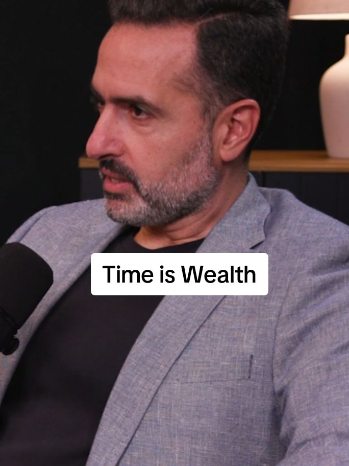 The difference between the rich and the poor lies in how they value time ⏳💰 The rich see time as an investment, knowing when to spend it and when to save it. The poor often link time directly to money without considering its true value. Start thinking of your time as your greatest asset and invest it wisely! 💡✨ #ValueYourTime #ThinkLikeTheRich #TimeInvestment . . . الفرق بين الغني والفقير هو قيمة الوقت ⏳💰 الغني بيشوف الوقت كاستثمار، بيعرف وين يحطّه ومتى يوفّره، أما الفقير بيربط الوقت مباشرة بالمال بدون حساب للقيمة الحقيقية. فكّر بوقتك كأغلى أصولك، وابدأ استثماره بحكمة! 💡✨ #قيمة_الوقت #فكر_كالأغنياء #استثمار_الوقت 